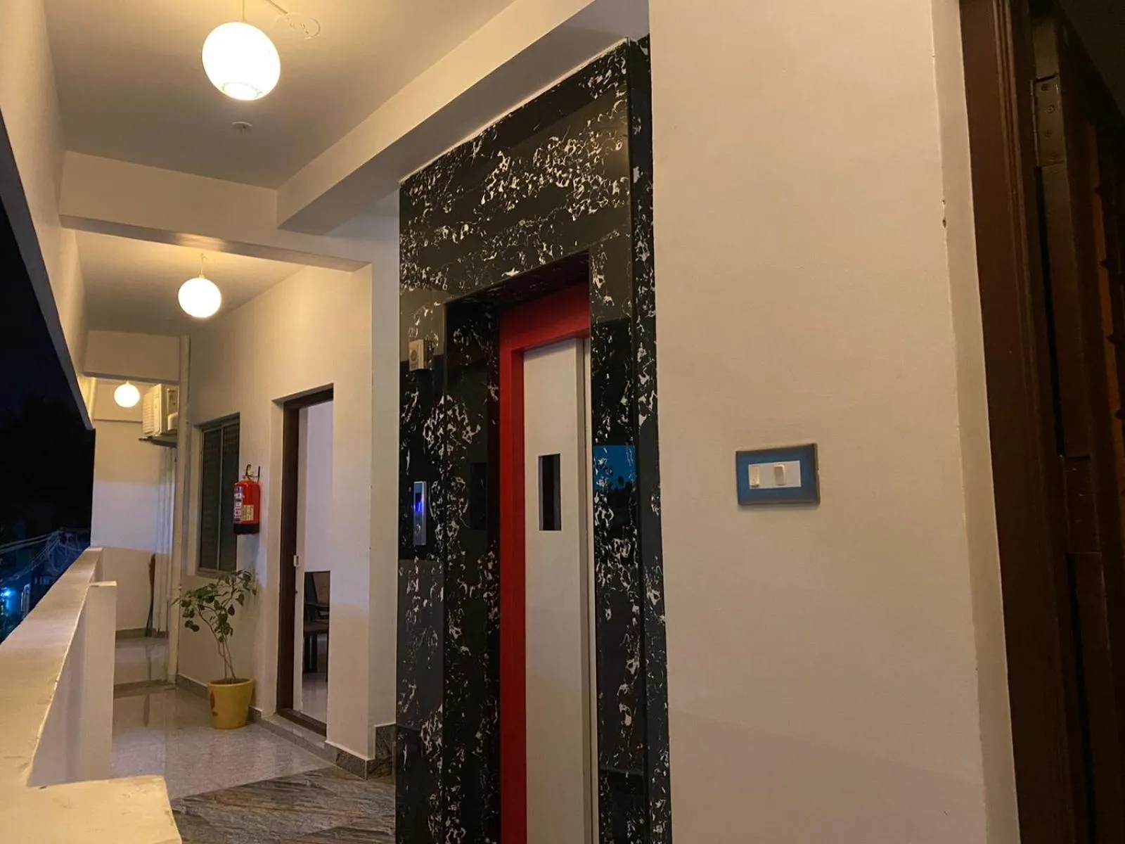 elevator in Le Poshe Luxury - TIE