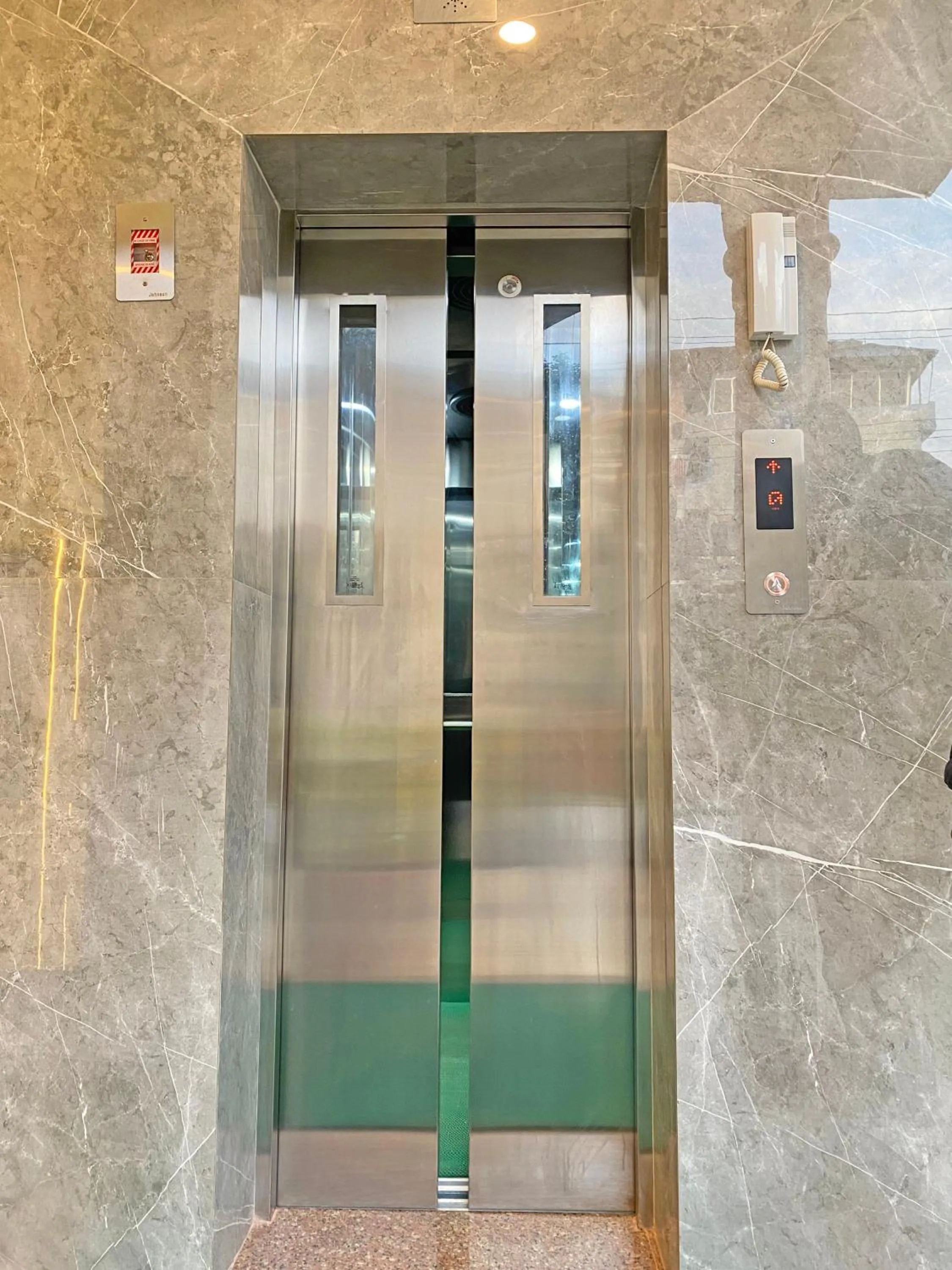 elevator in Hotel Dipjyoti