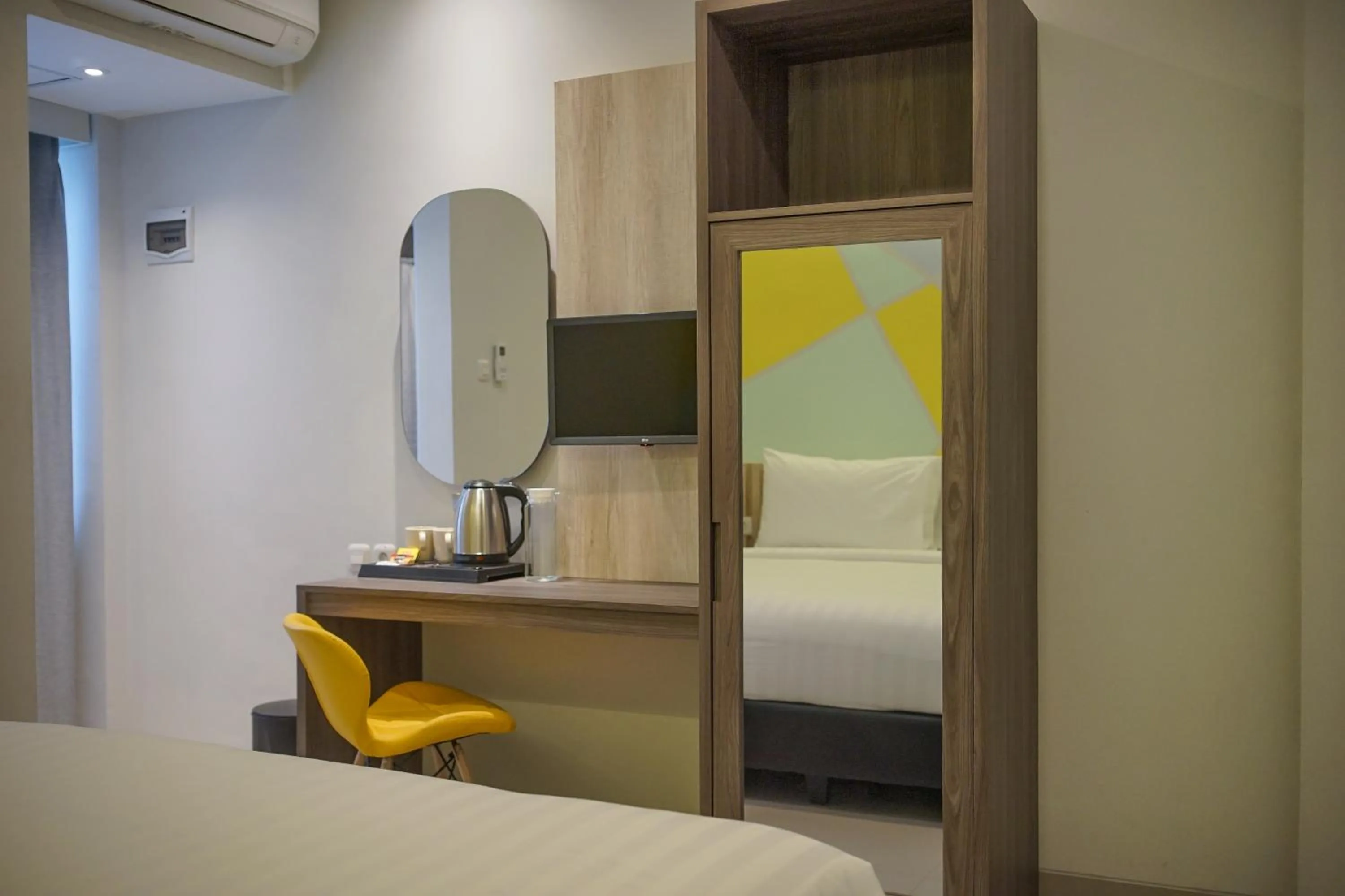 wardrobe, Bed in Key Inn Hotel Bogor