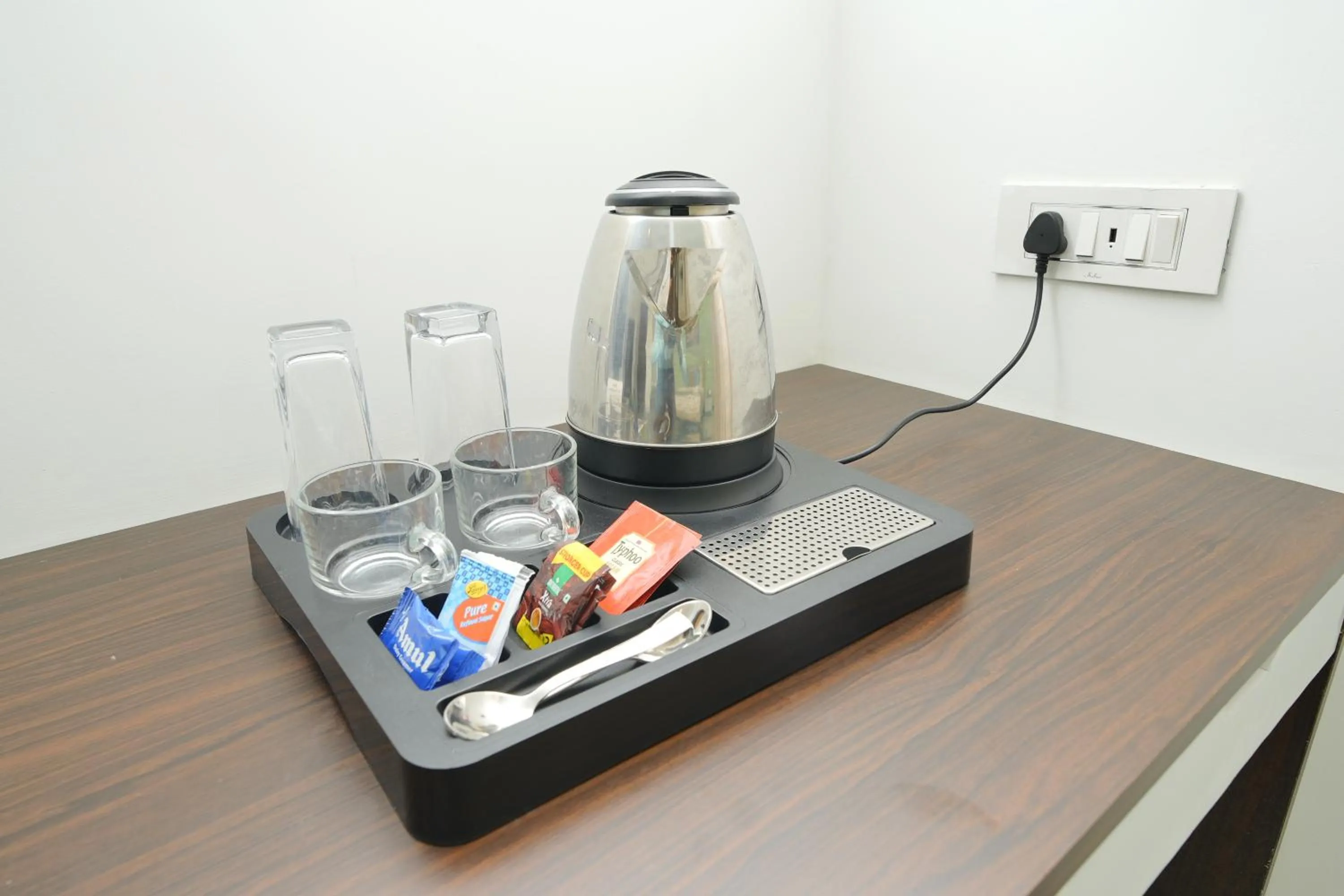 Coffee/tea facilities in Bay Breeze Suites