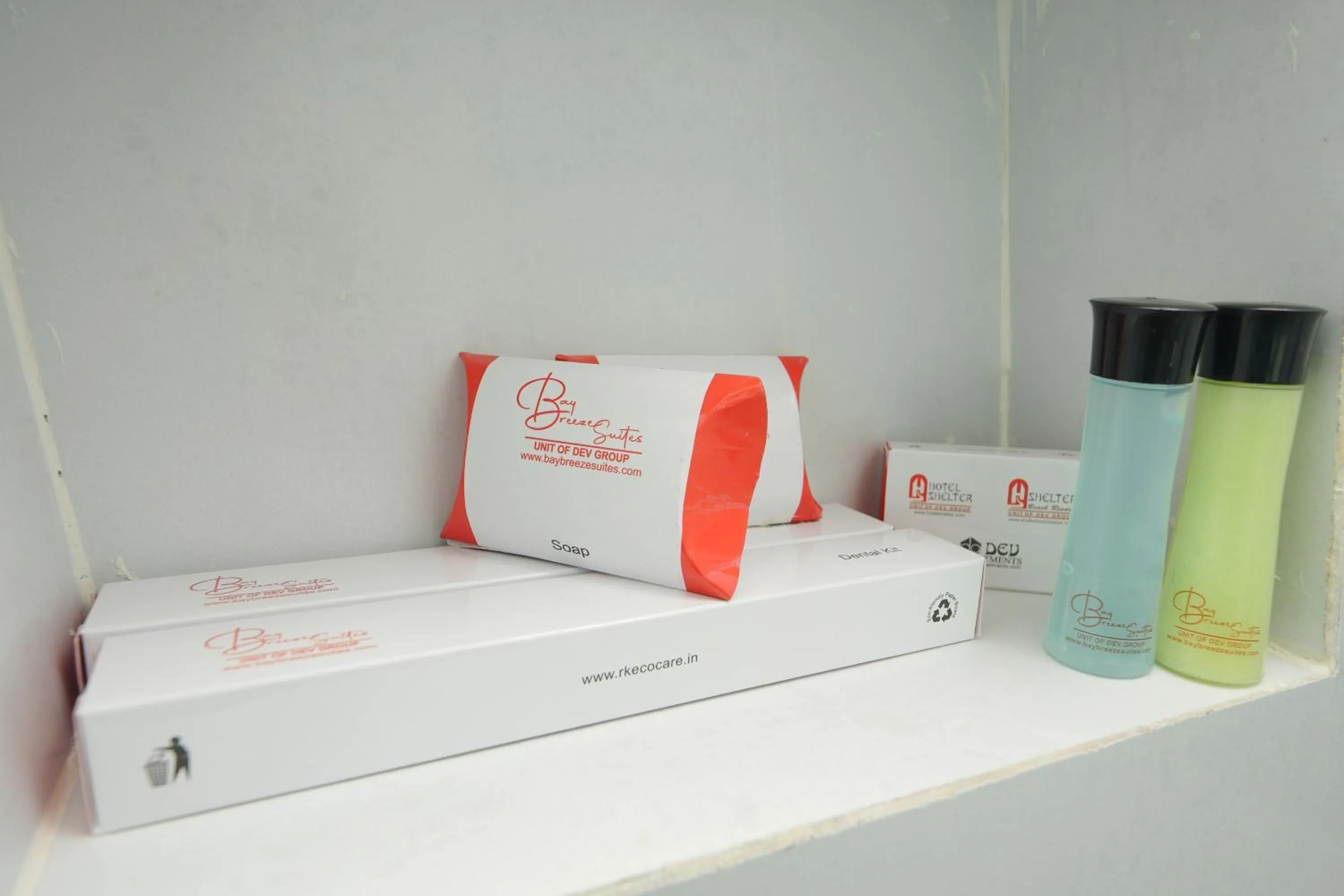 Bathroom, Bed in Bay Breeze Suites