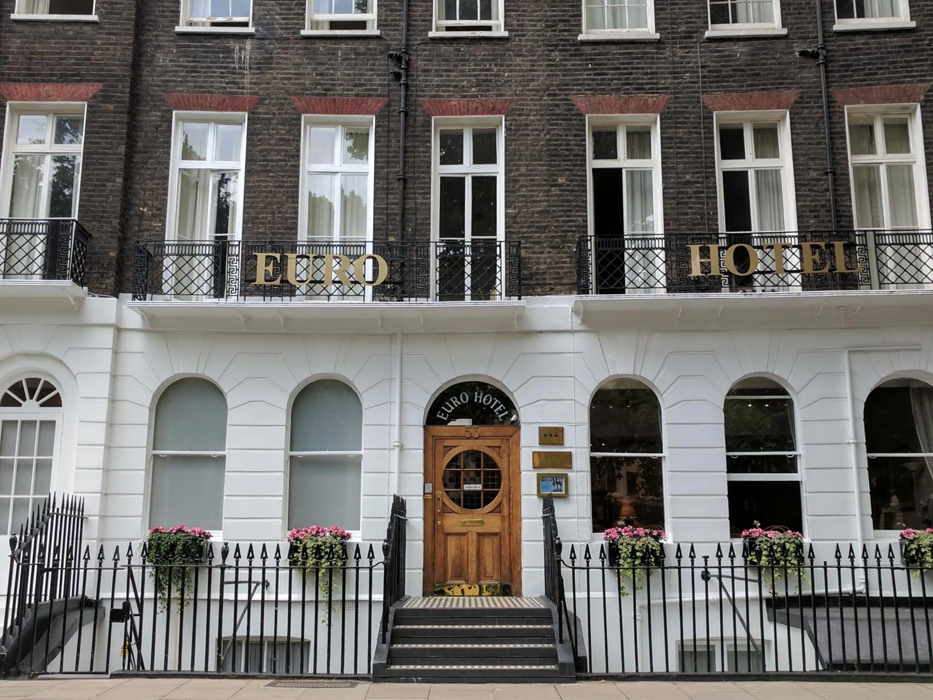 Facade/entrance in Euro Hotel