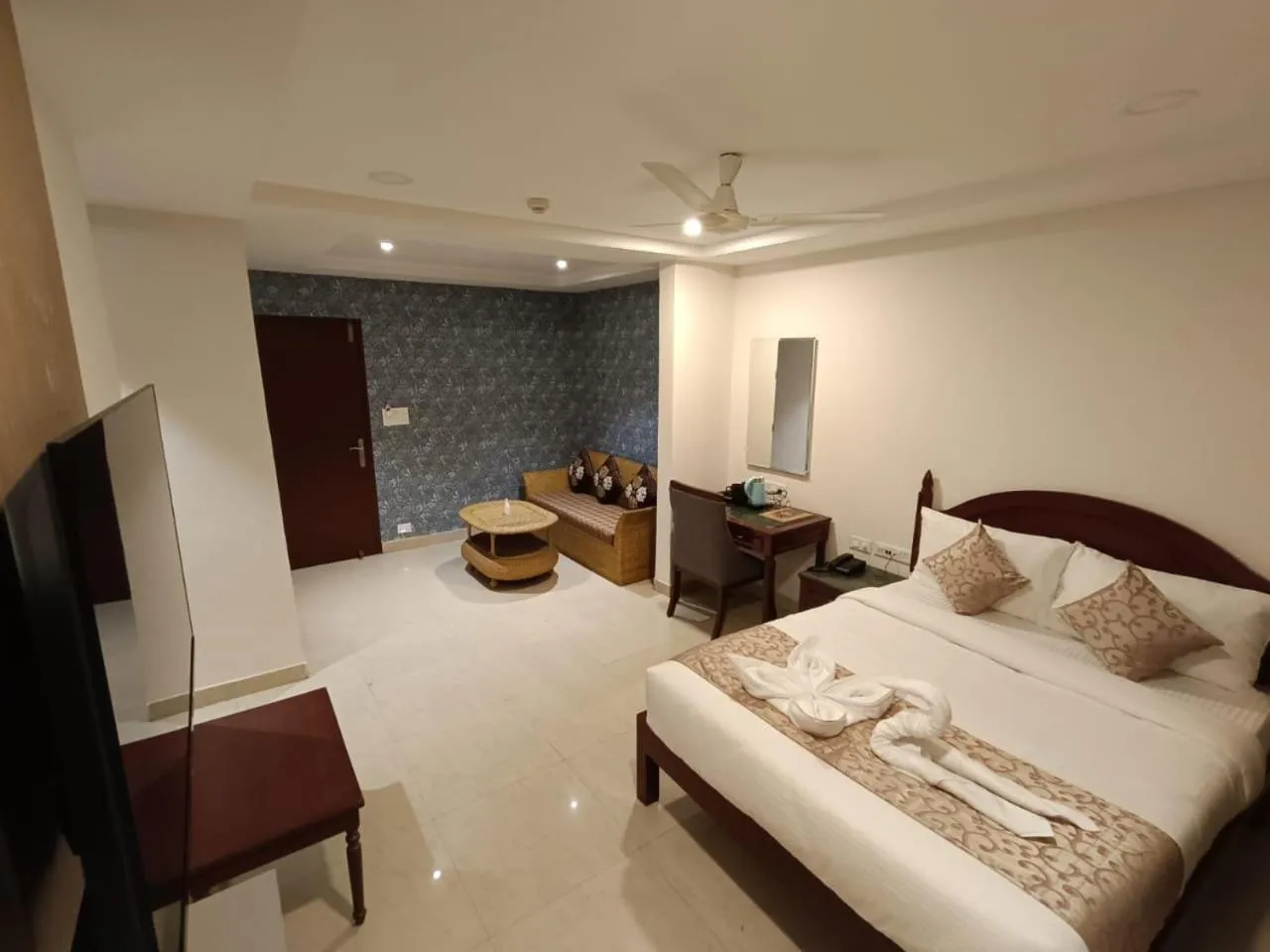 Living room, Bed in Hotel Monsoon Palace Guwahati