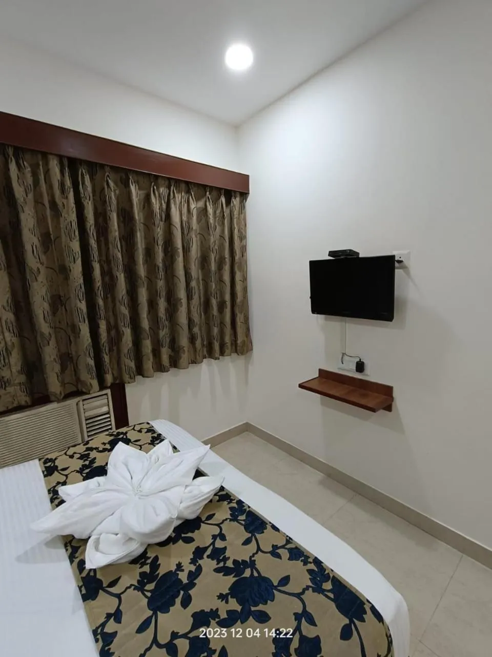 TV and multimedia, Bed in Hotel Monsoon Palace Guwahati