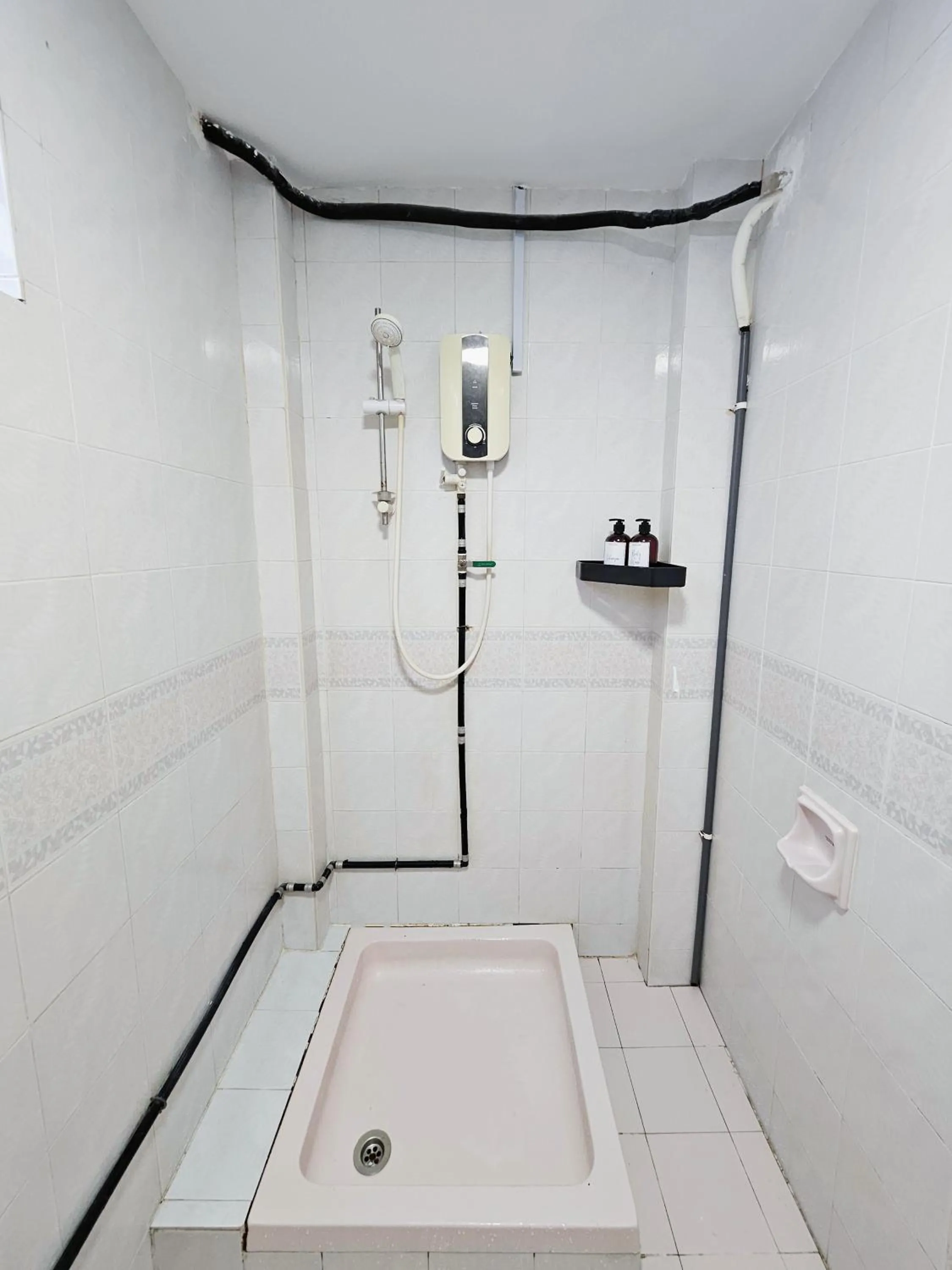 Shower in Luna Hotel by Moonknight