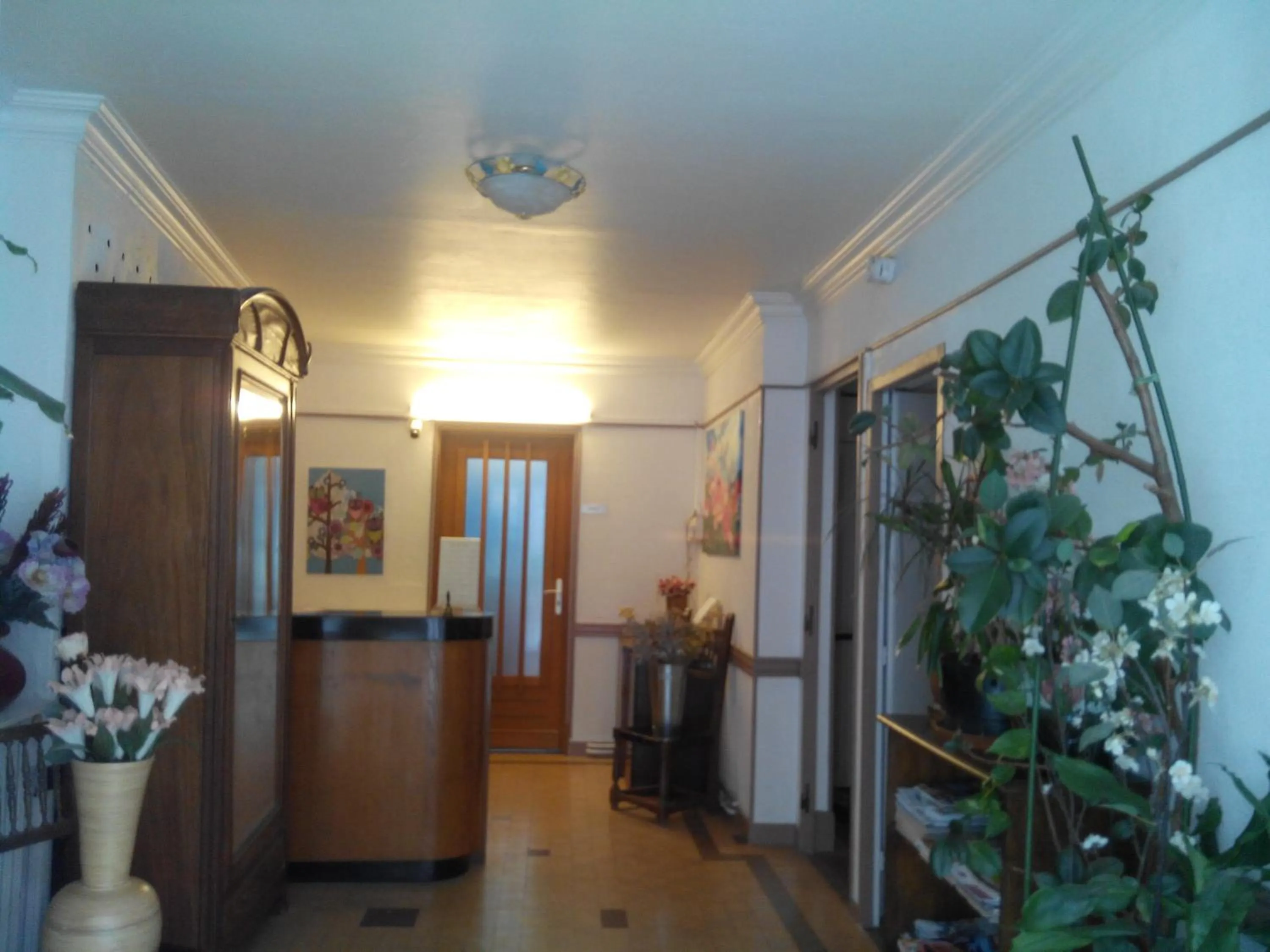 Lobby or reception in Hôtel Lamartine -Parking Dauphine