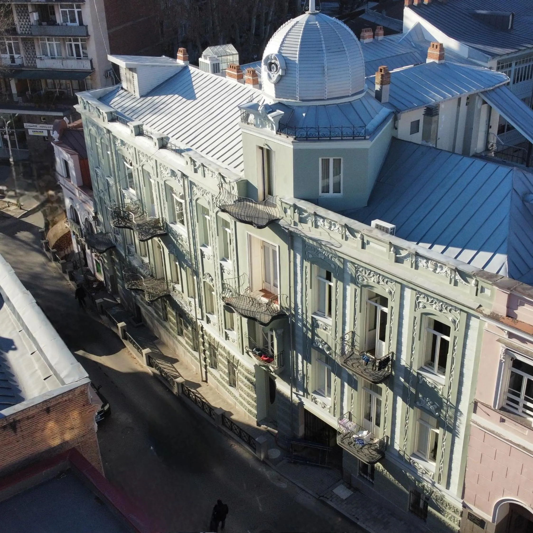 Property building in Art Nova 10 COMPACT