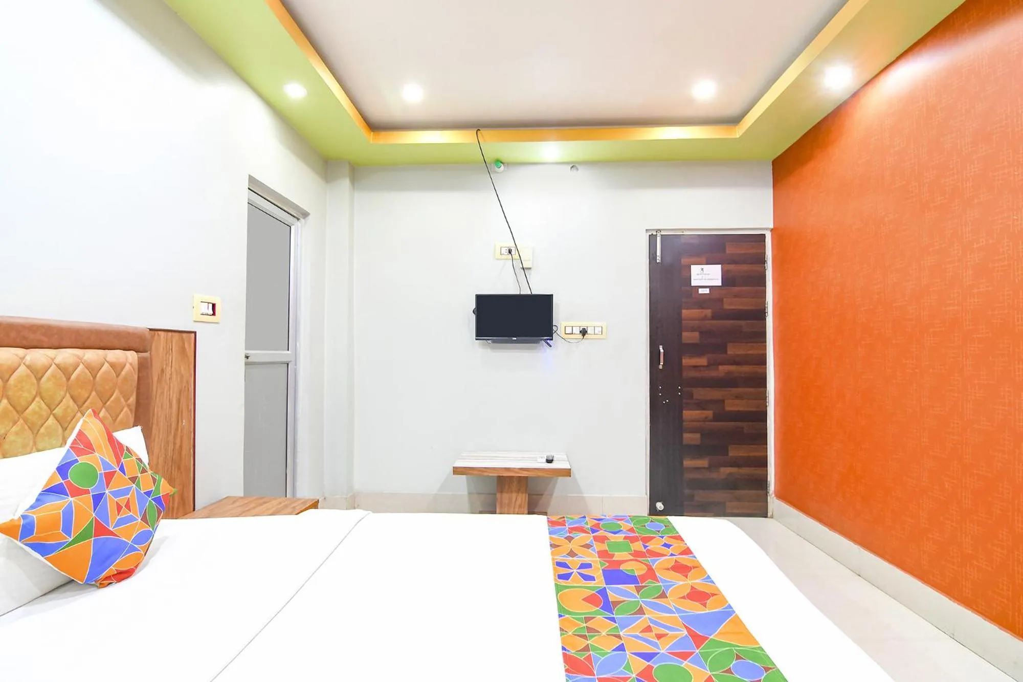 Bed, TV/Entertainment Center in FabHotel Stay Inn II