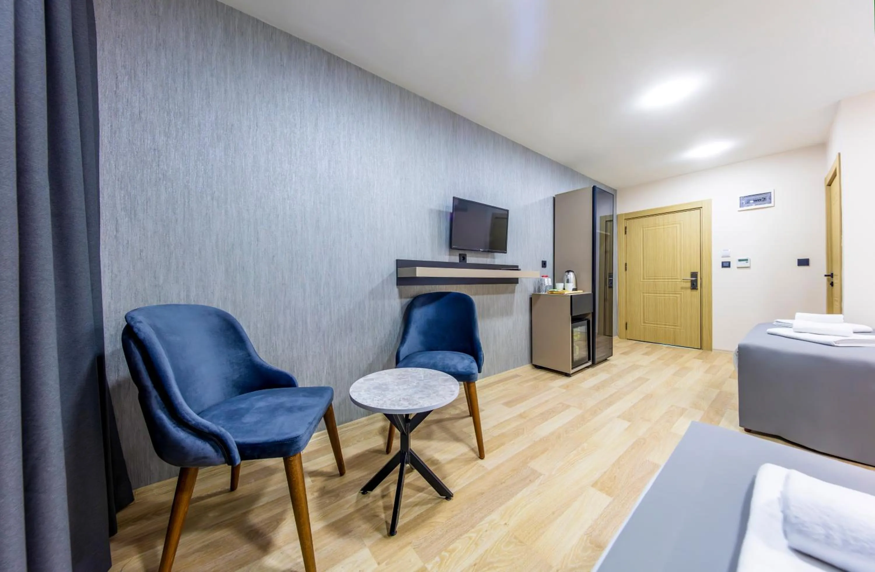 Seating area, Bed in The Business Class Hotel