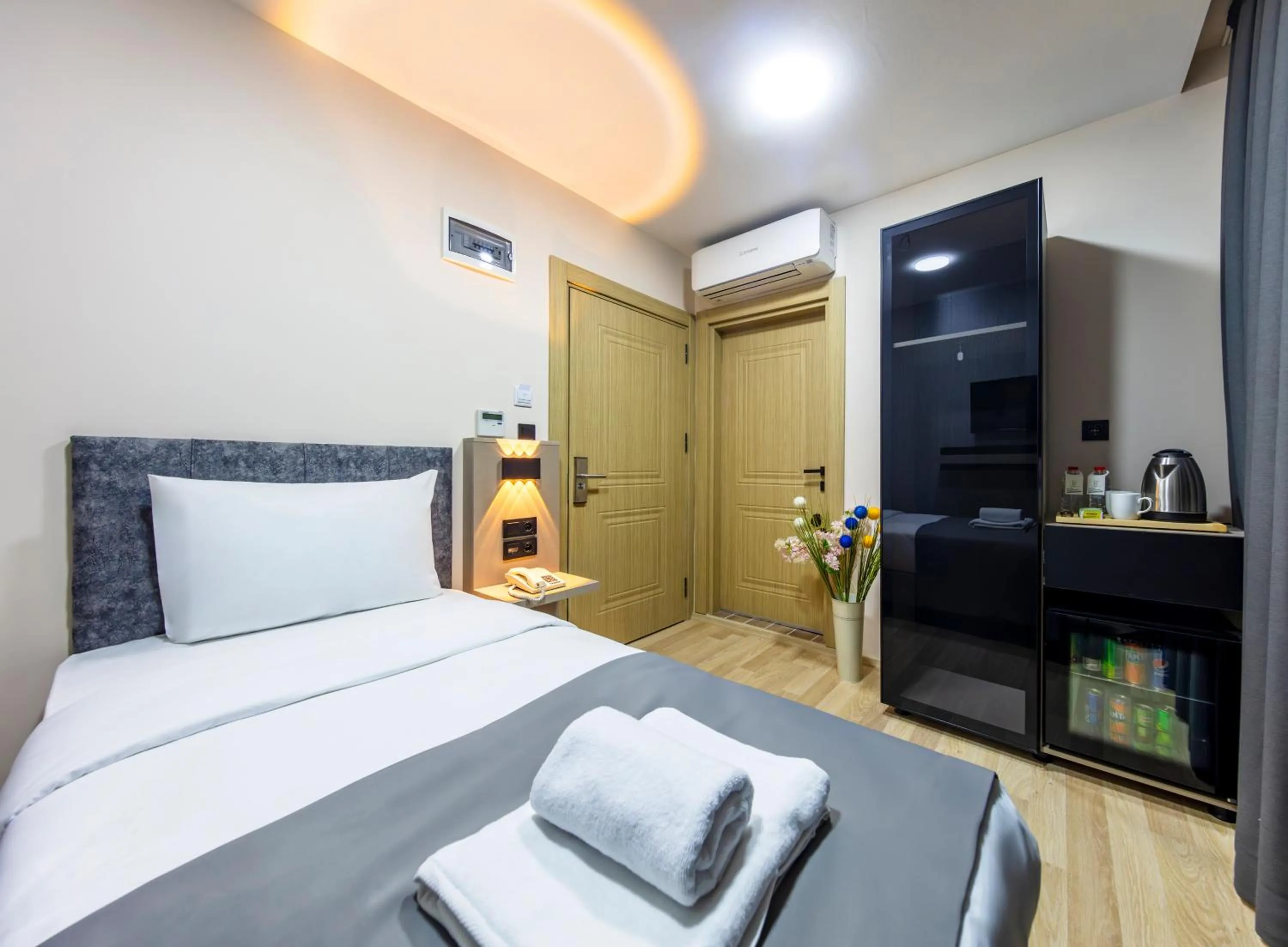 Photo of the whole room, Bed in The Business Class Hotel