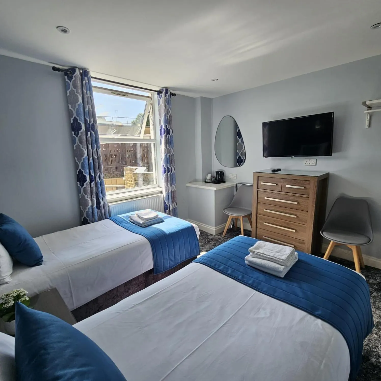 Bedroom, Bed in George Hotel