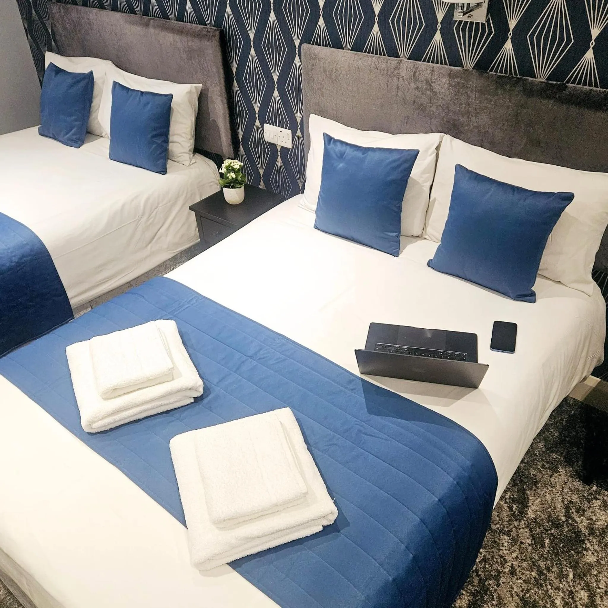 Bedroom, Bed in George Hotel