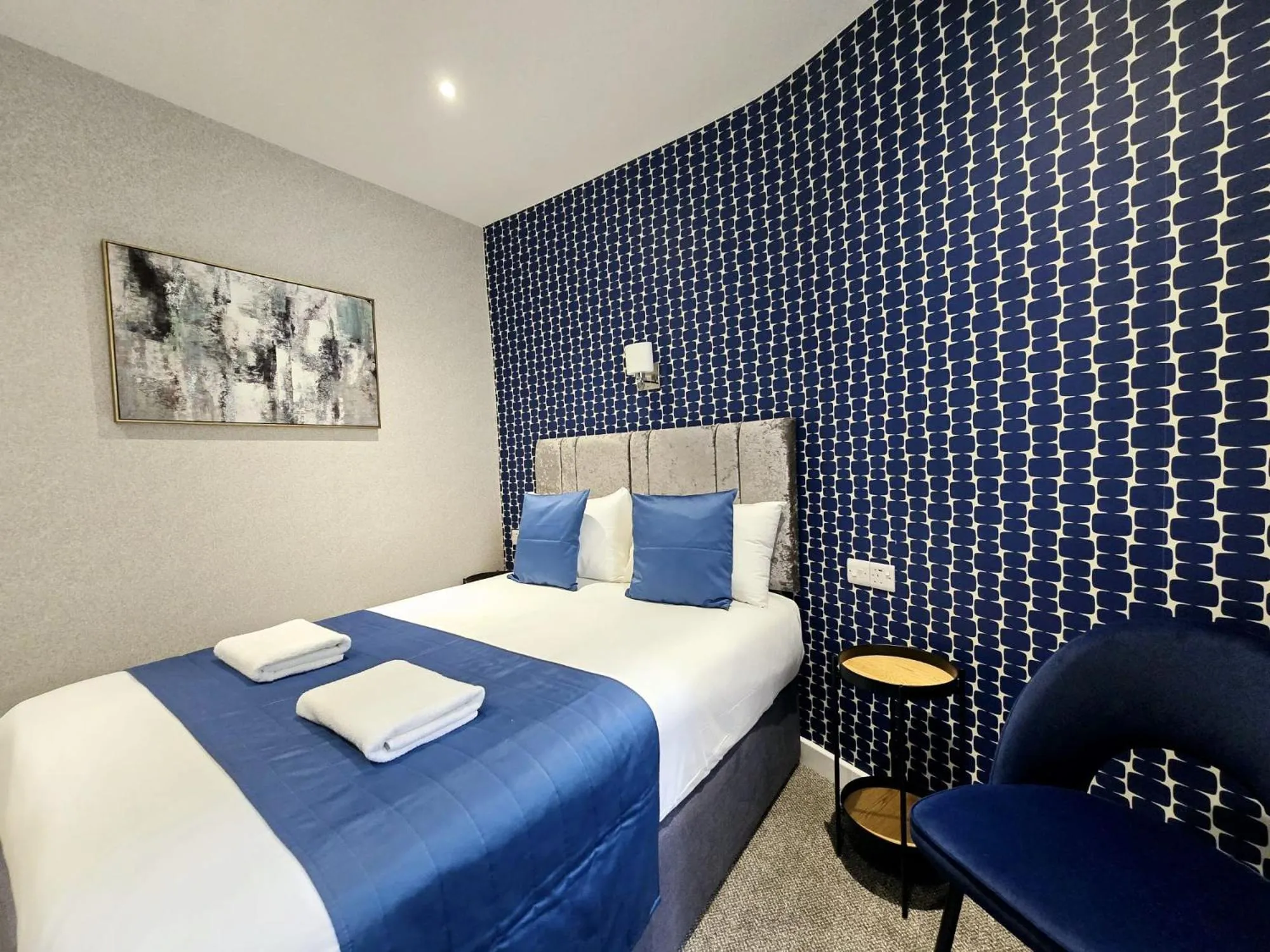 Bedroom, Bed in George Hotel