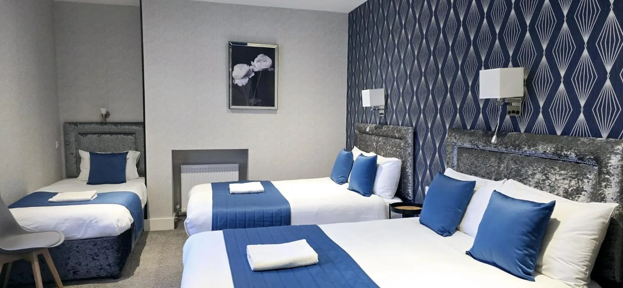 Bedroom, Bed in George Hotel