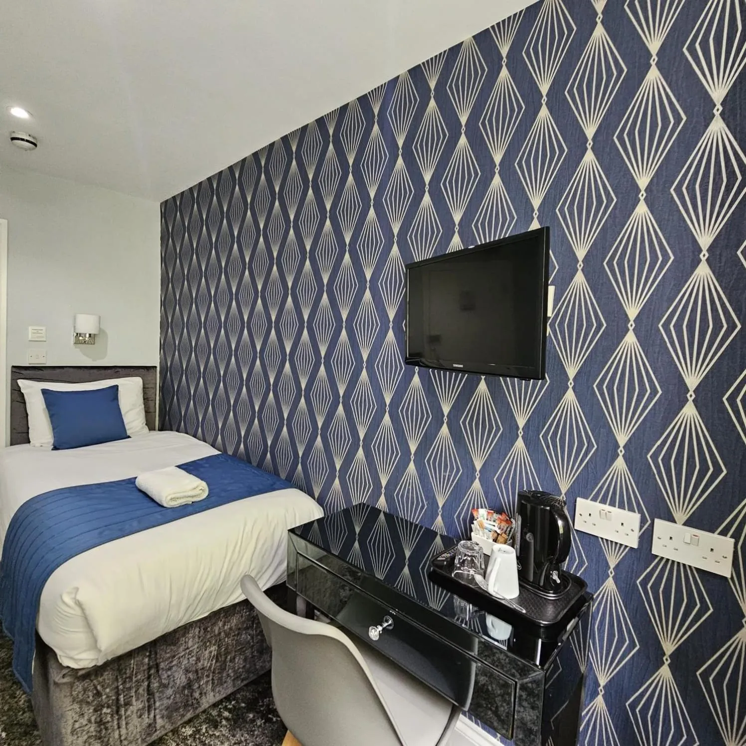 Bedroom, Bed in George Hotel