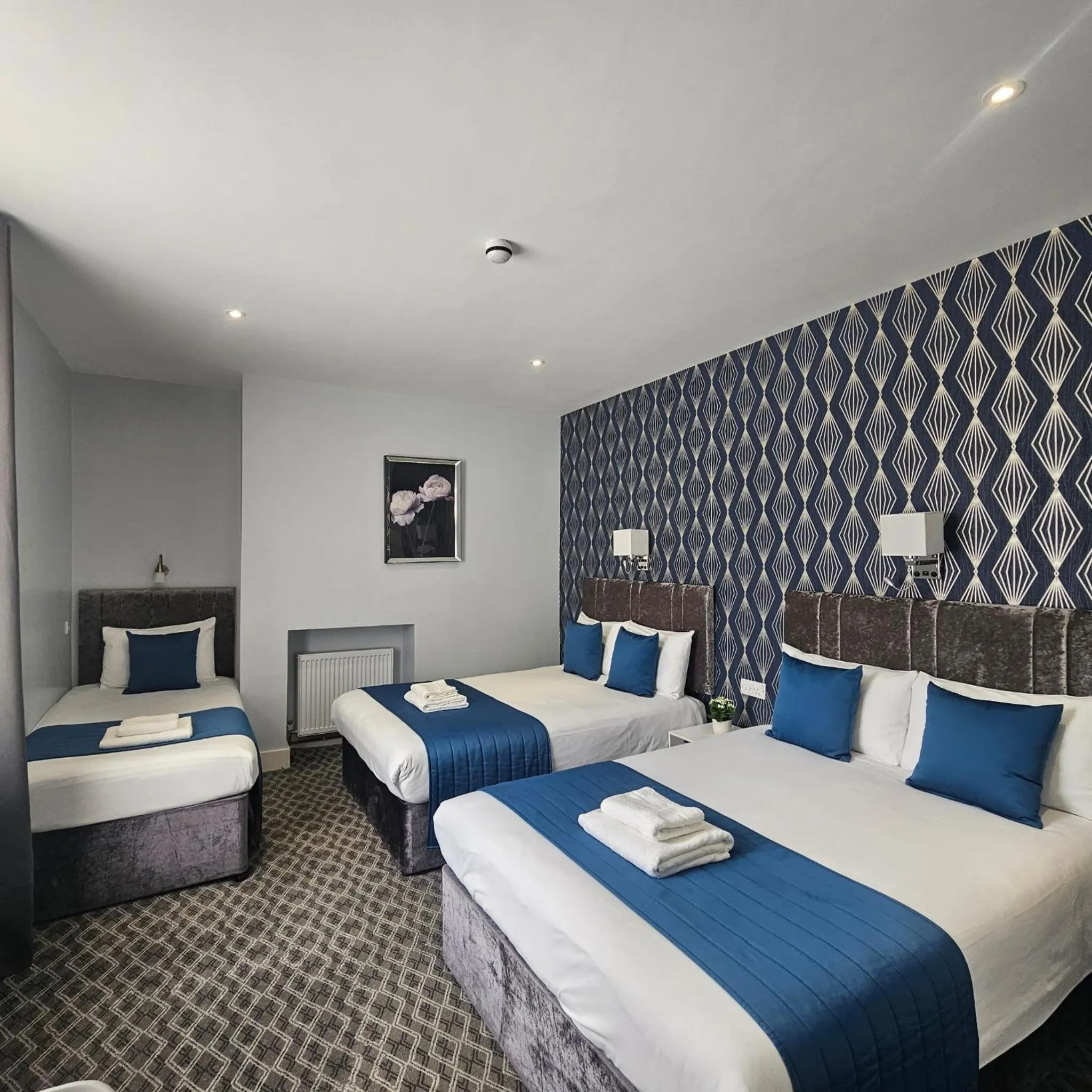 Bedroom, Bed in George Hotel