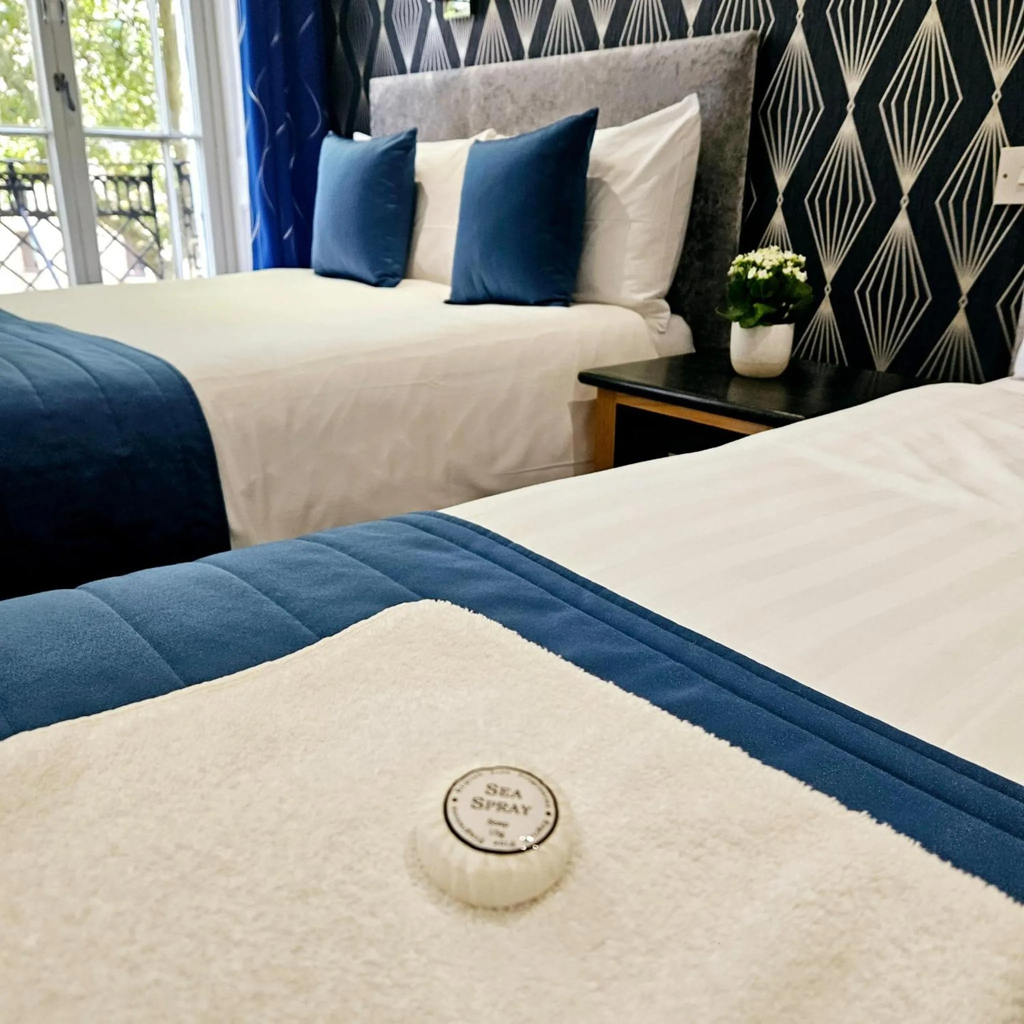 Bedroom, Bed in George Hotel