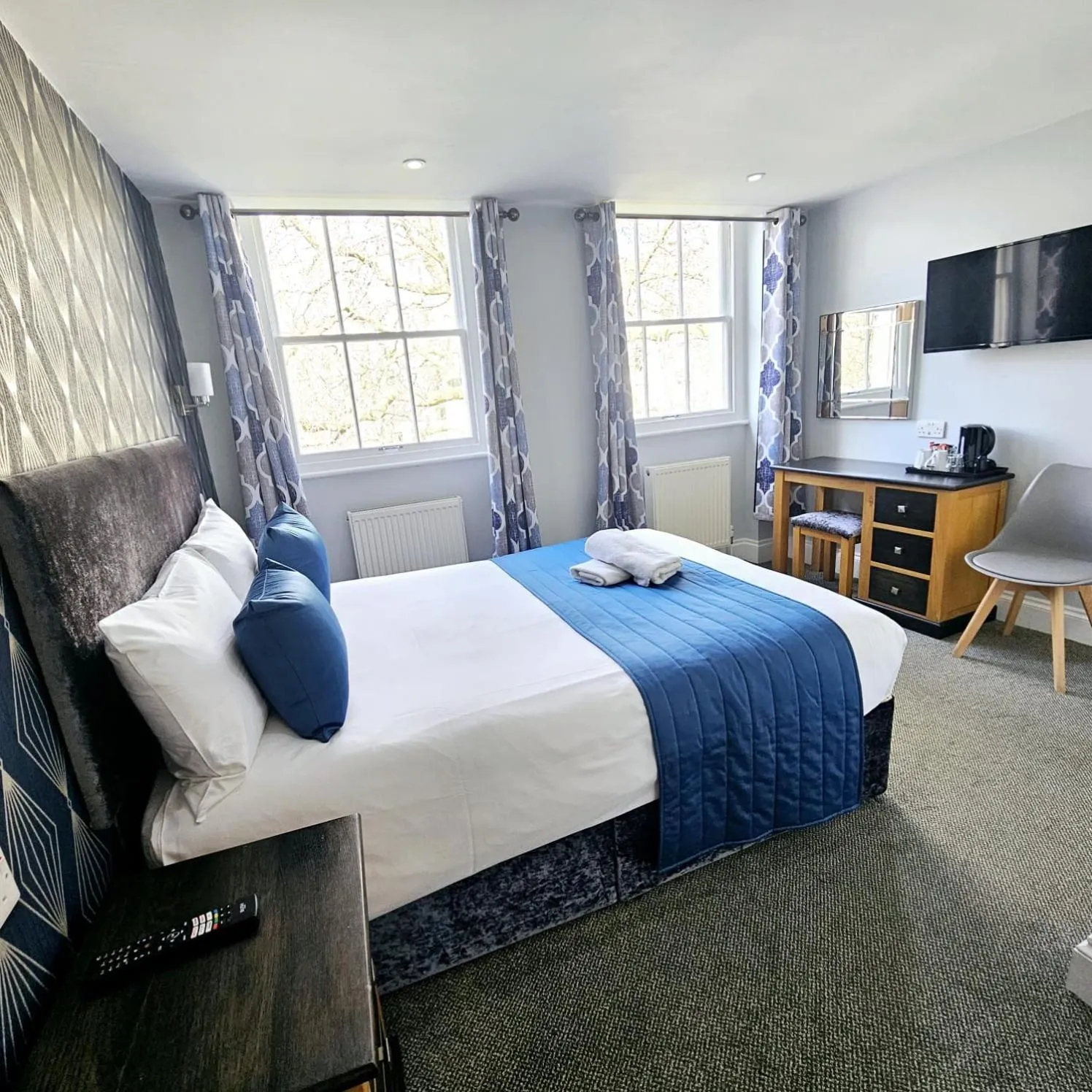 Bedroom, Bed in George Hotel