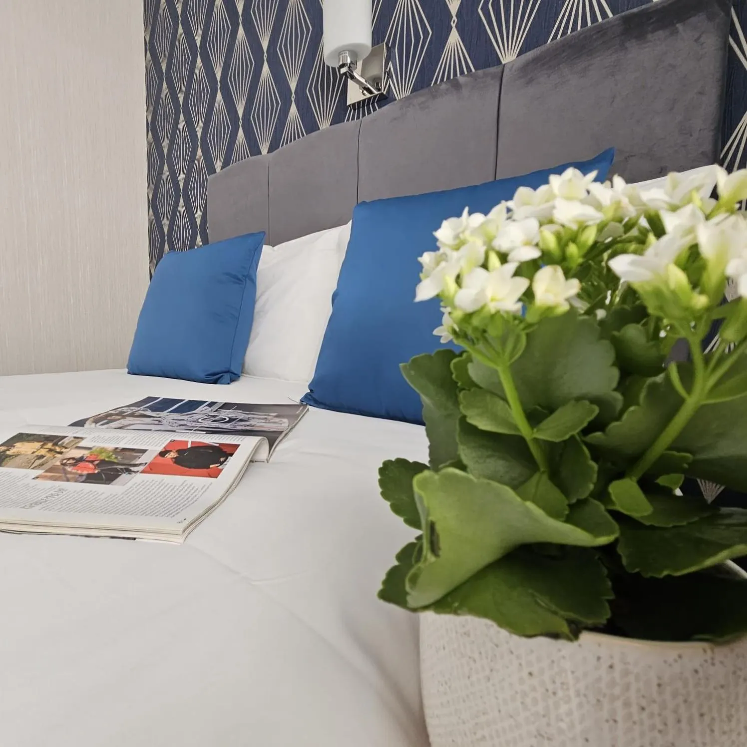 Bedroom, Bed in George Hotel