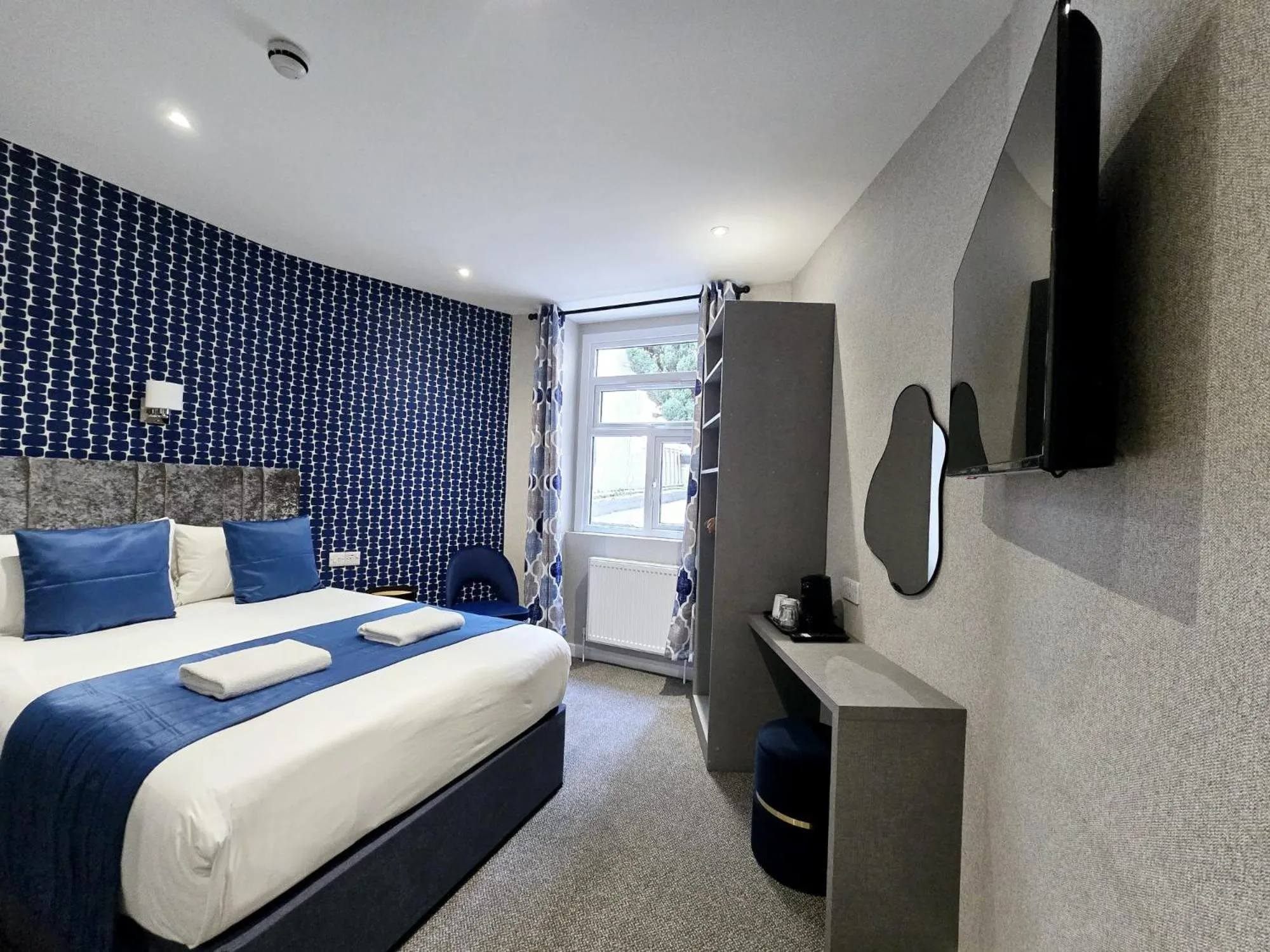 Bedroom, Bed in George Hotel