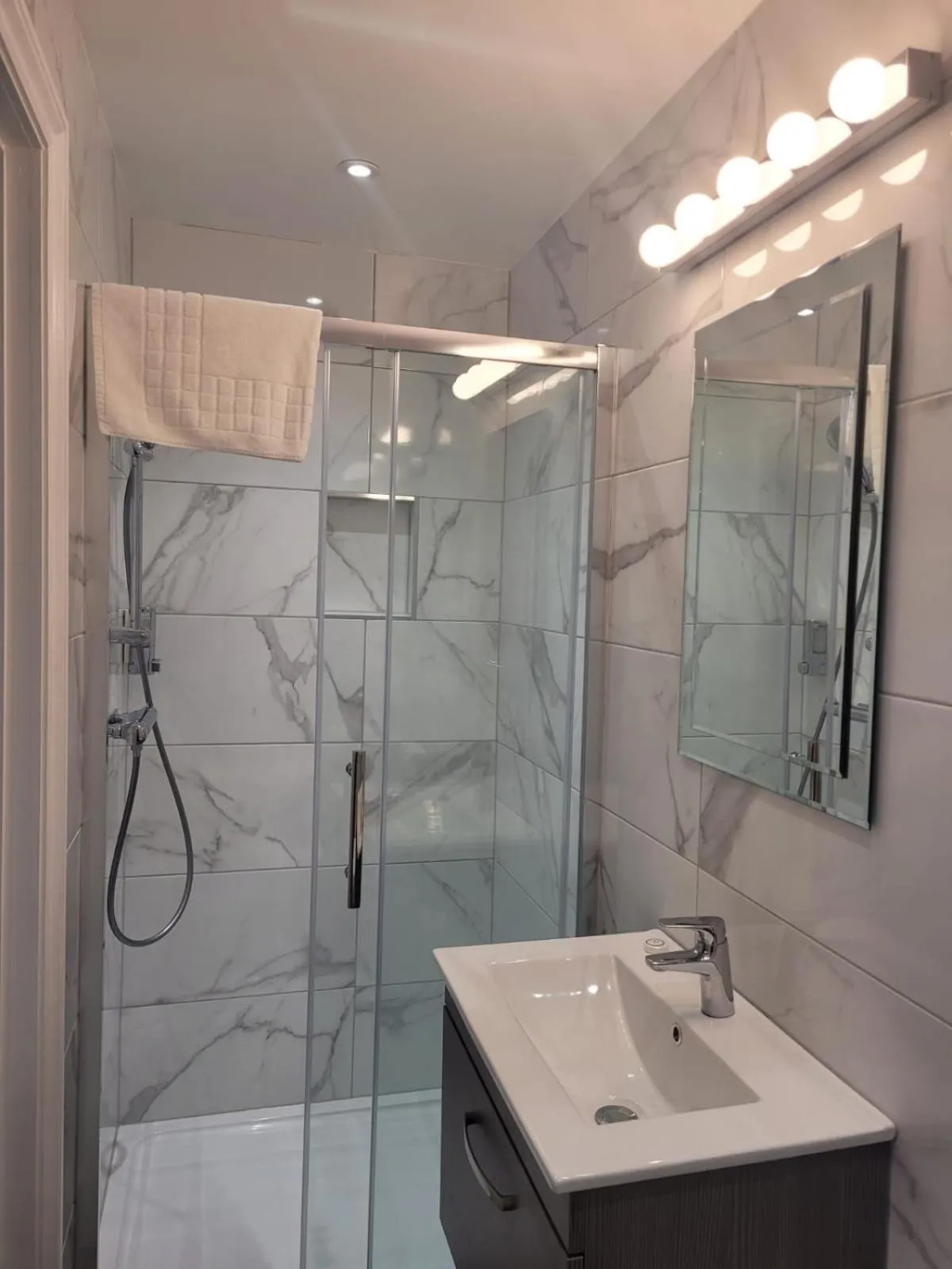 Bathroom in George Hotel