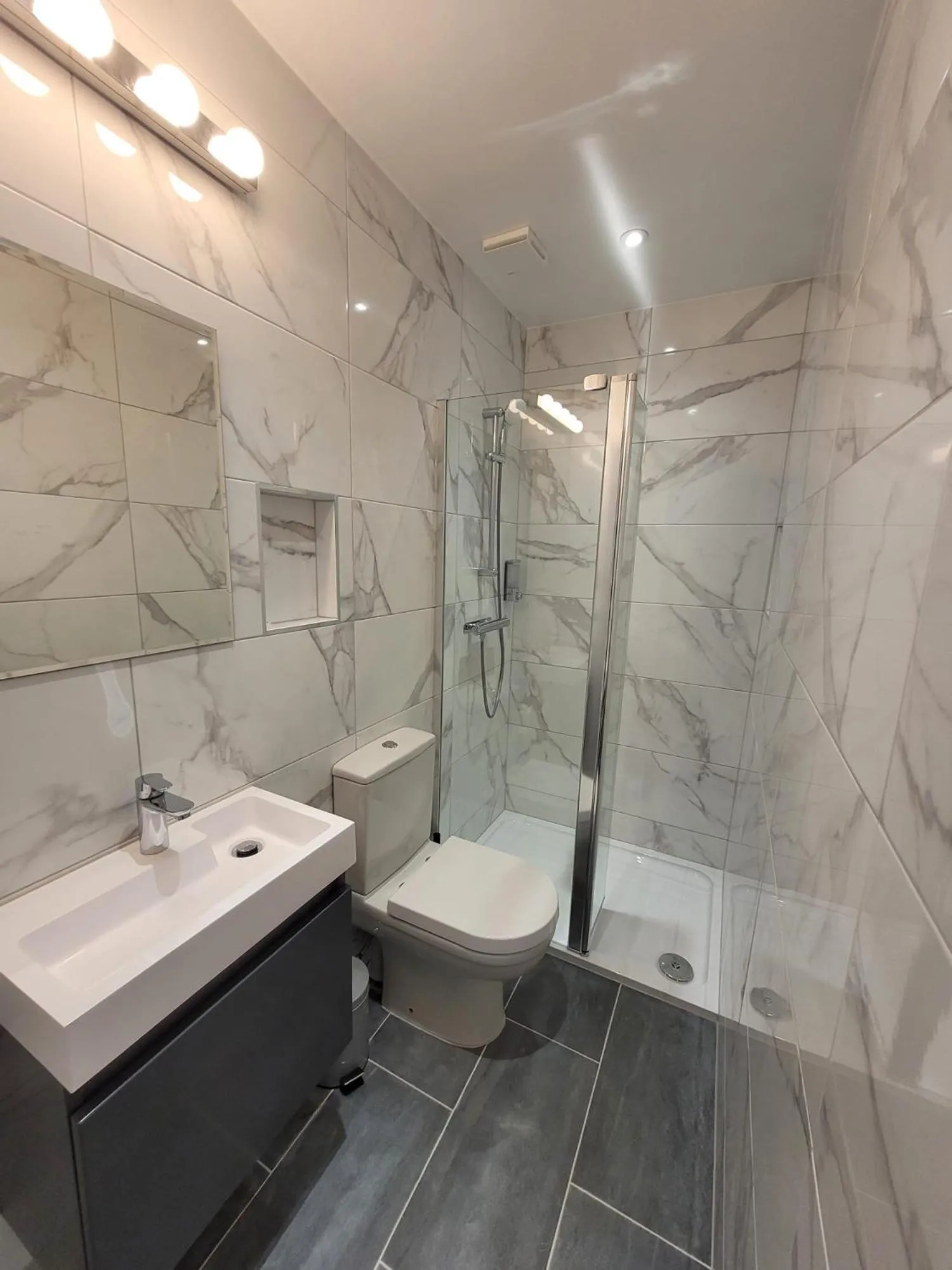 Bathroom in George Hotel