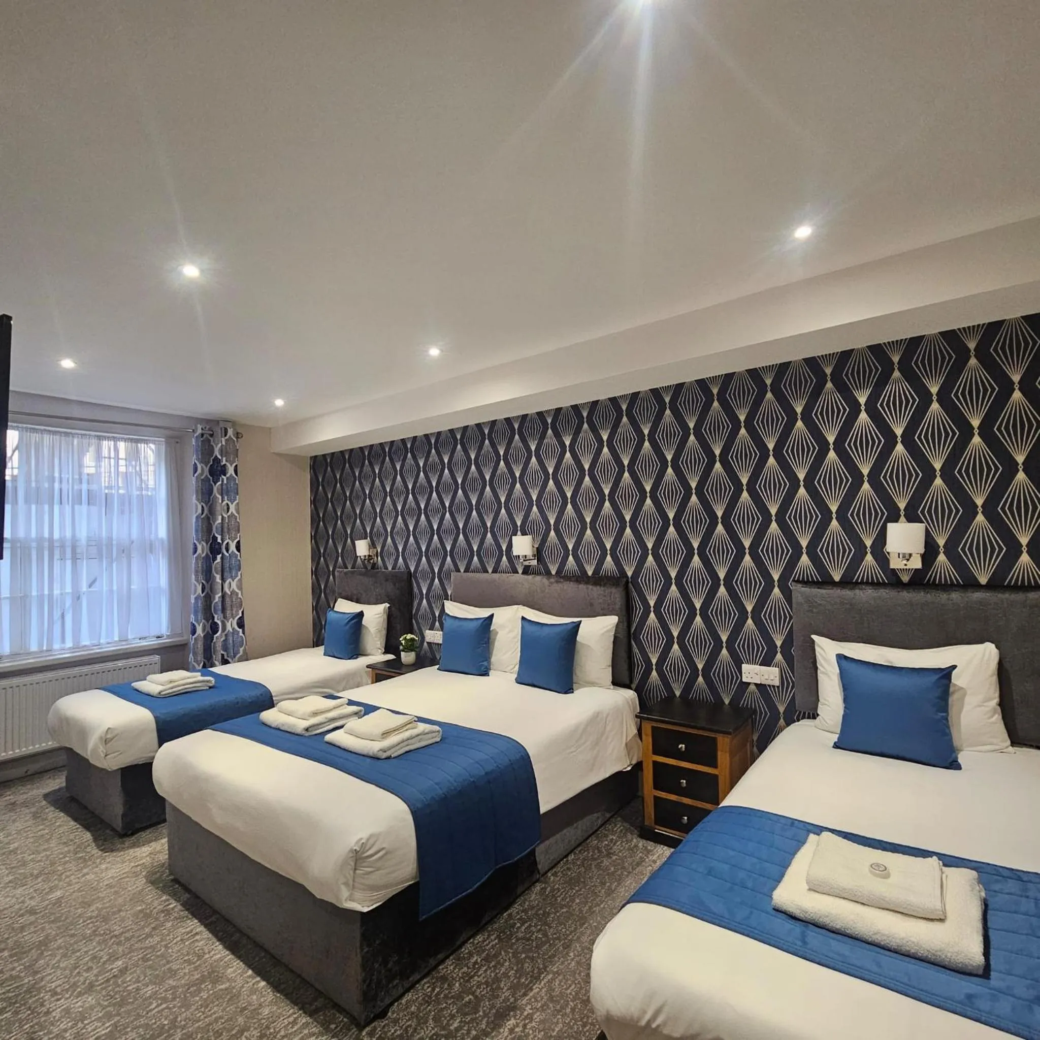 Bedroom, Bed in George Hotel