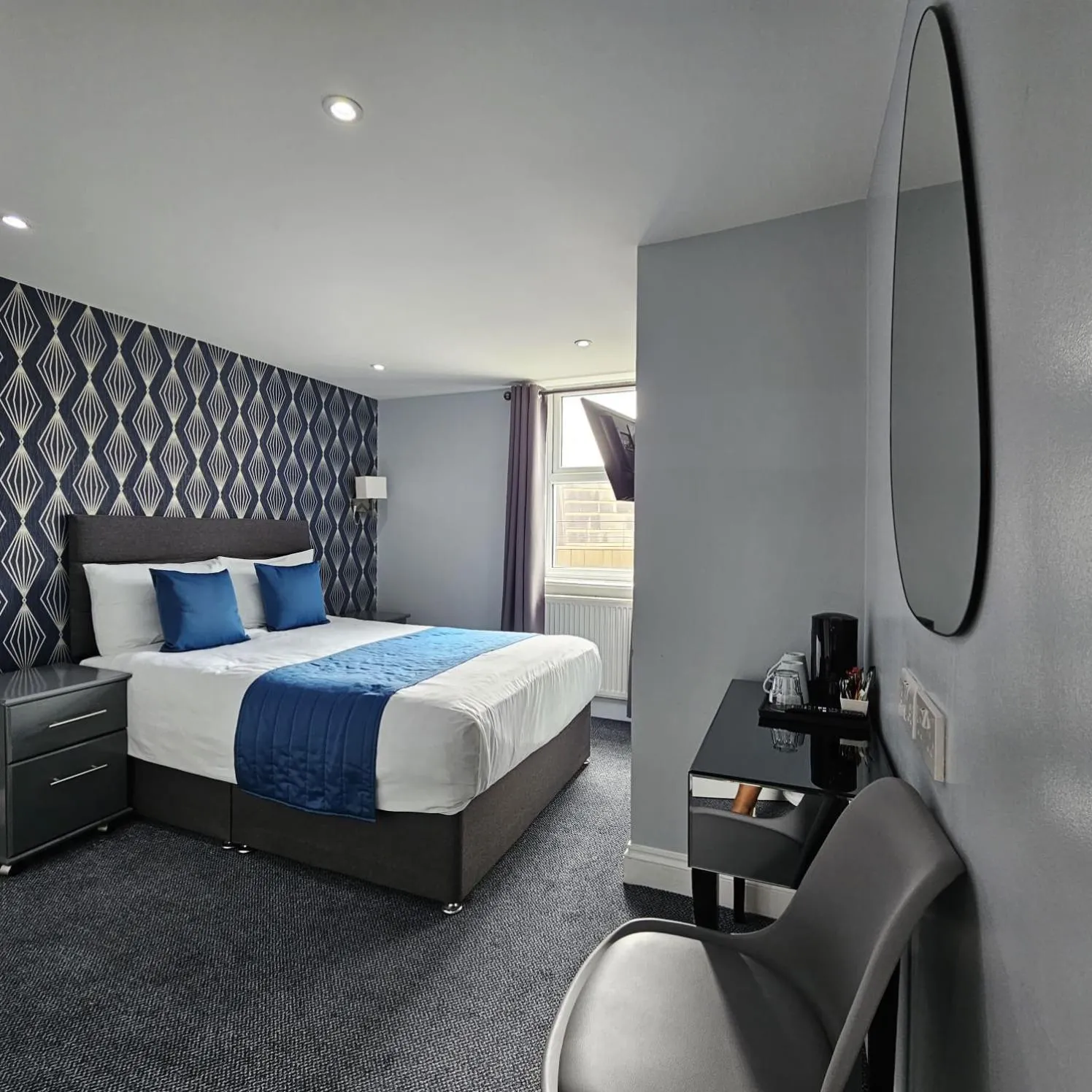 Bedroom, Bed in George Hotel