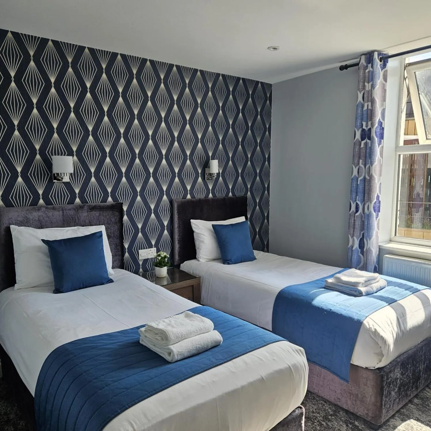 Bedroom, Bed in George Hotel