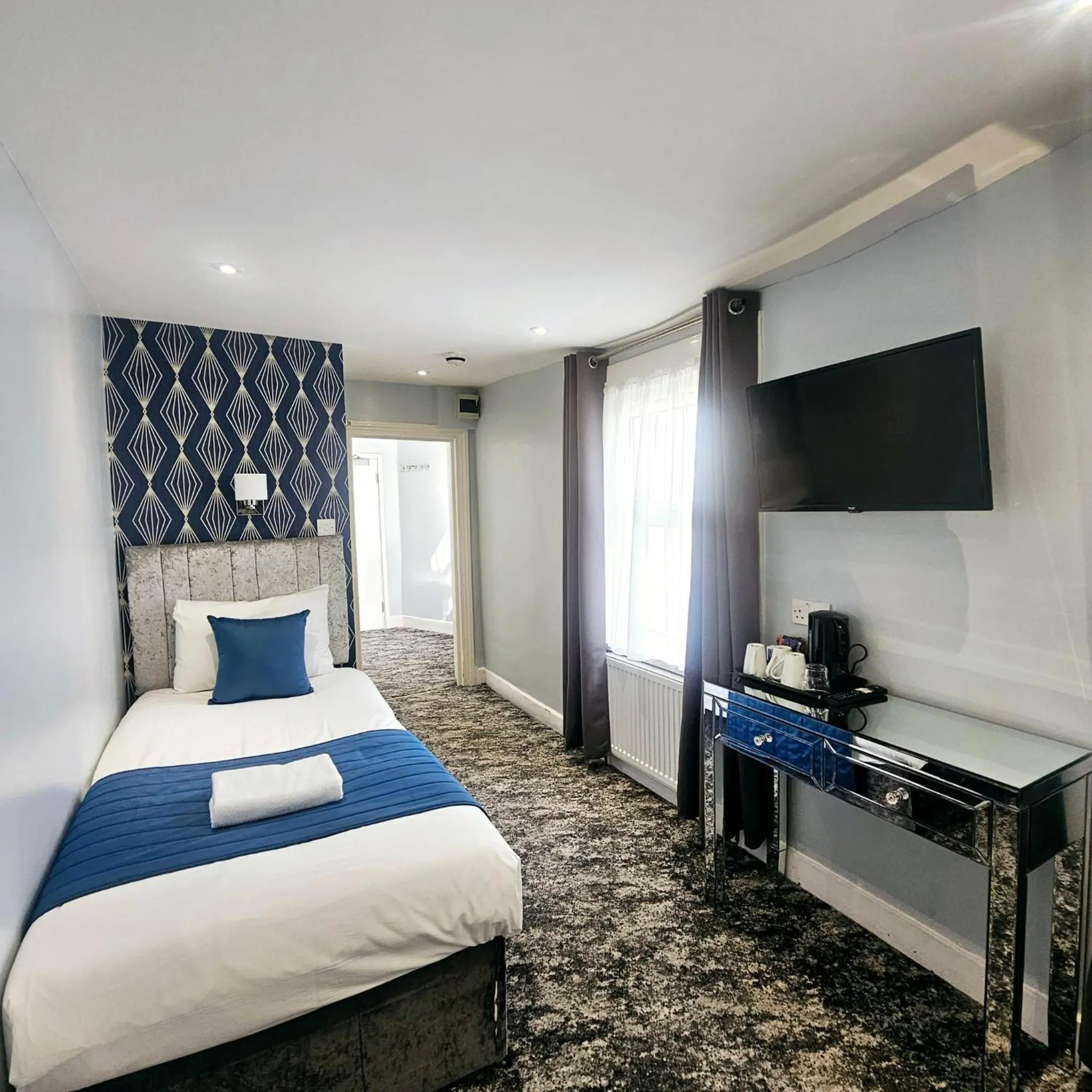 Bedroom, Bed in George Hotel