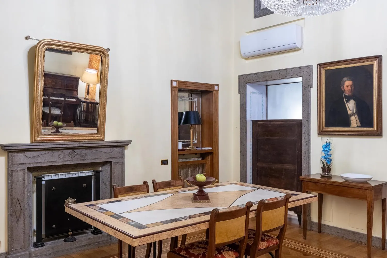 Dining area in Suites Rome