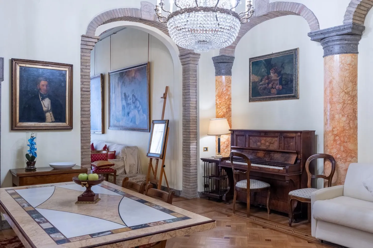 Dining area in Suites Rome