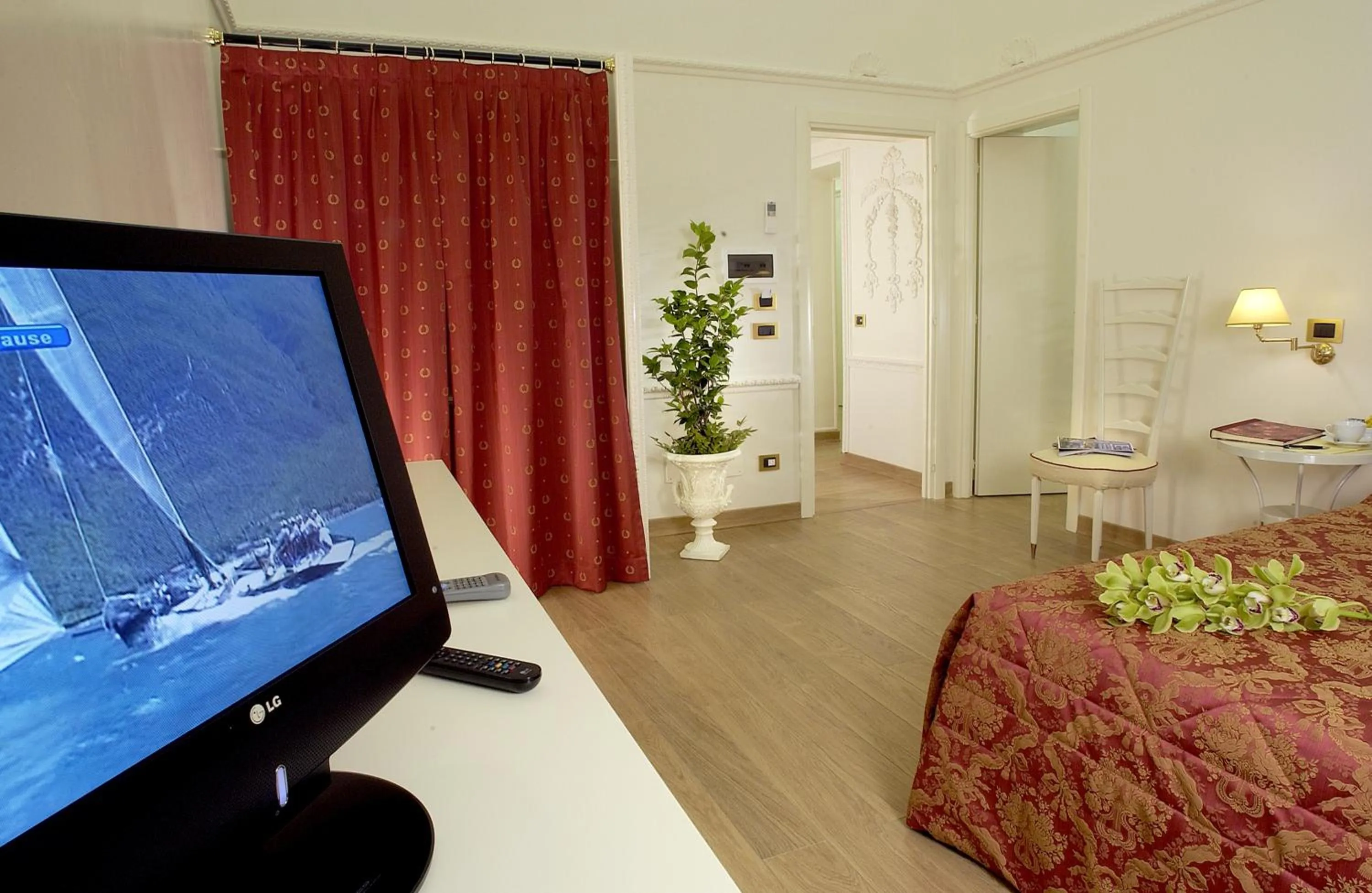 TV and multimedia, Bed in Suites Rome