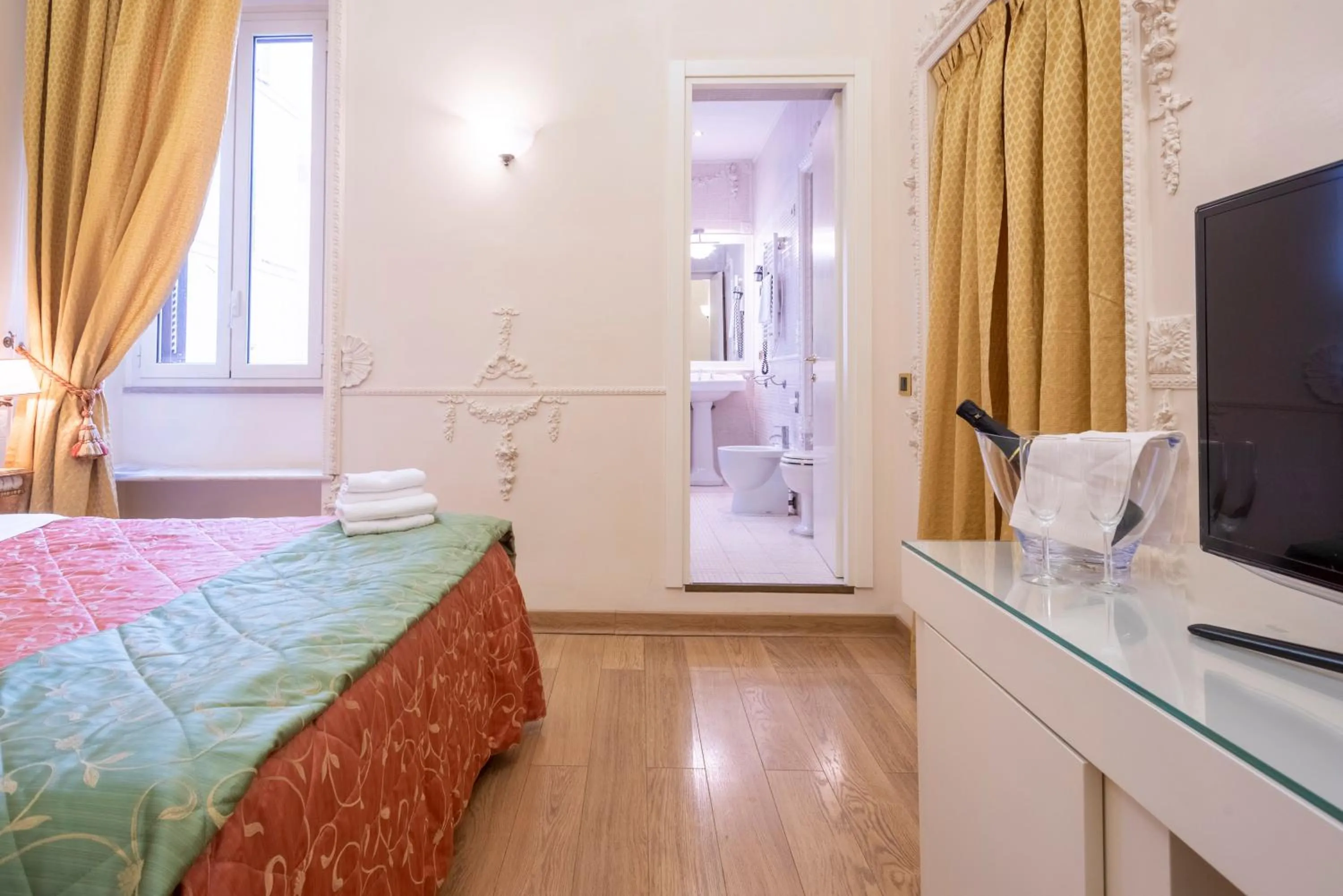 TV and multimedia, Bed in Suites Rome