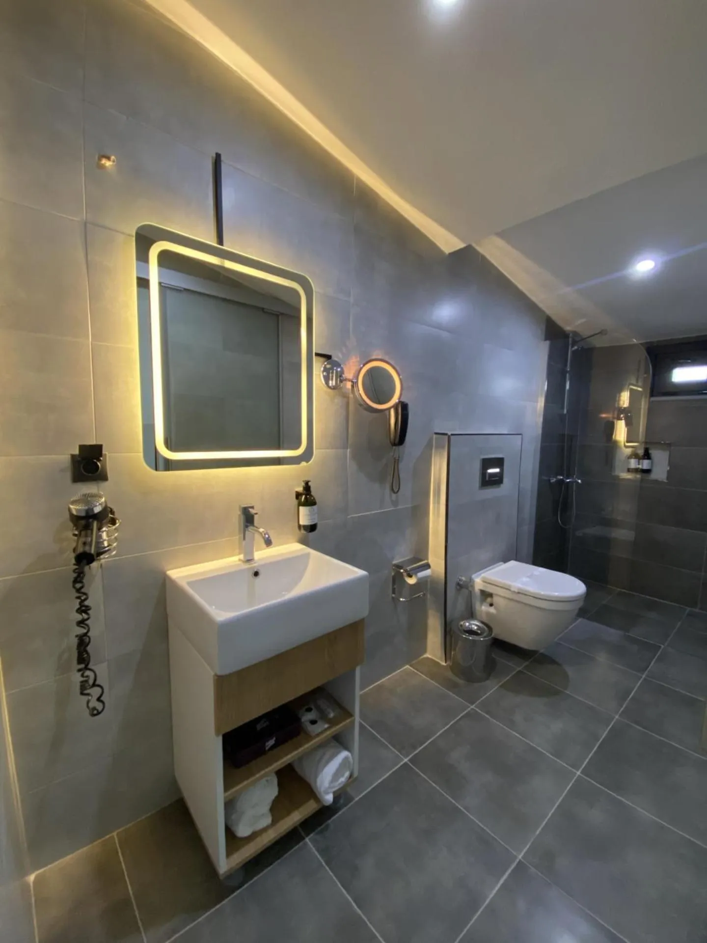 Shower in Gardenmode Airport Hotel