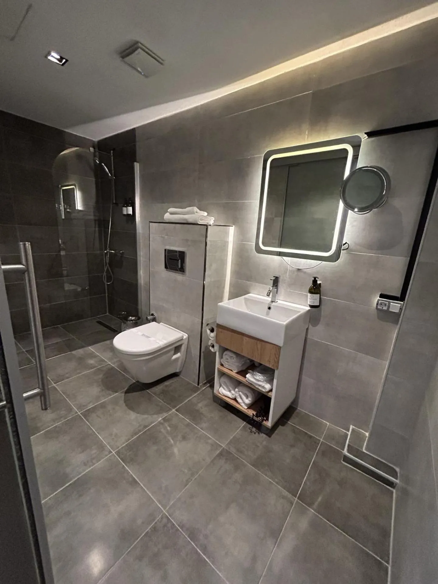 Shower in Gardenmode Airport Hotel