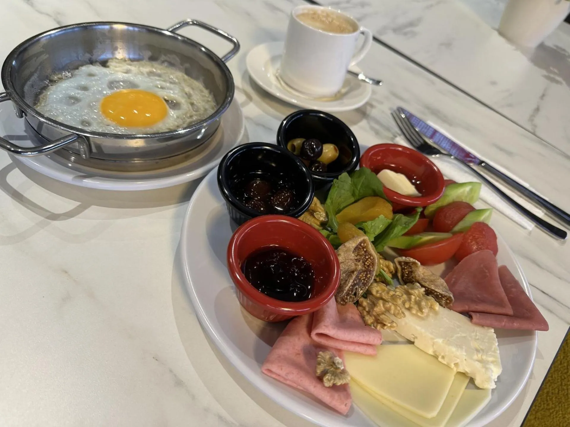 Food and drinks in Gardenmode Airport Hotel