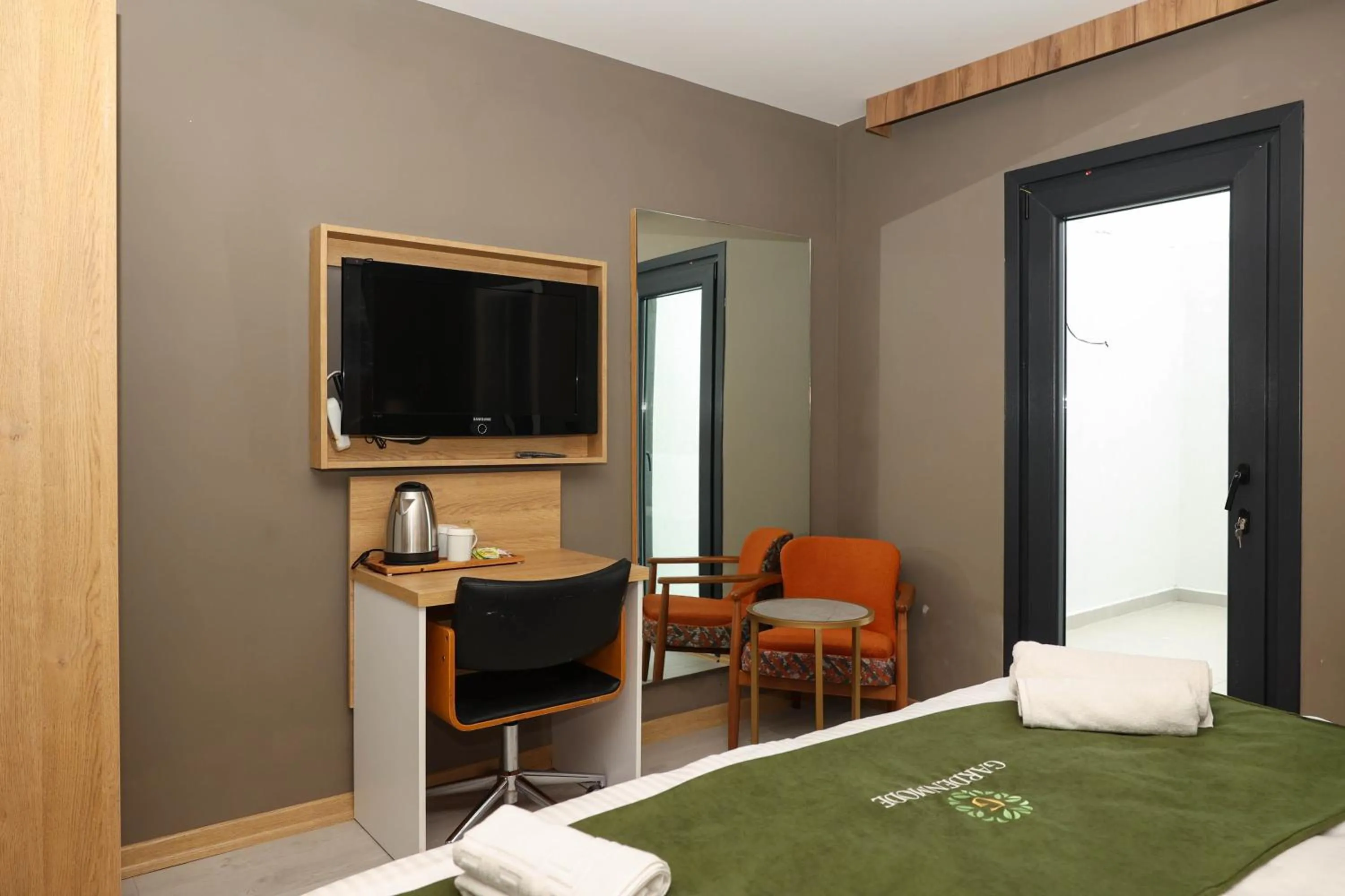 TV and multimedia, Bed in Gardenmode Airport Hotel