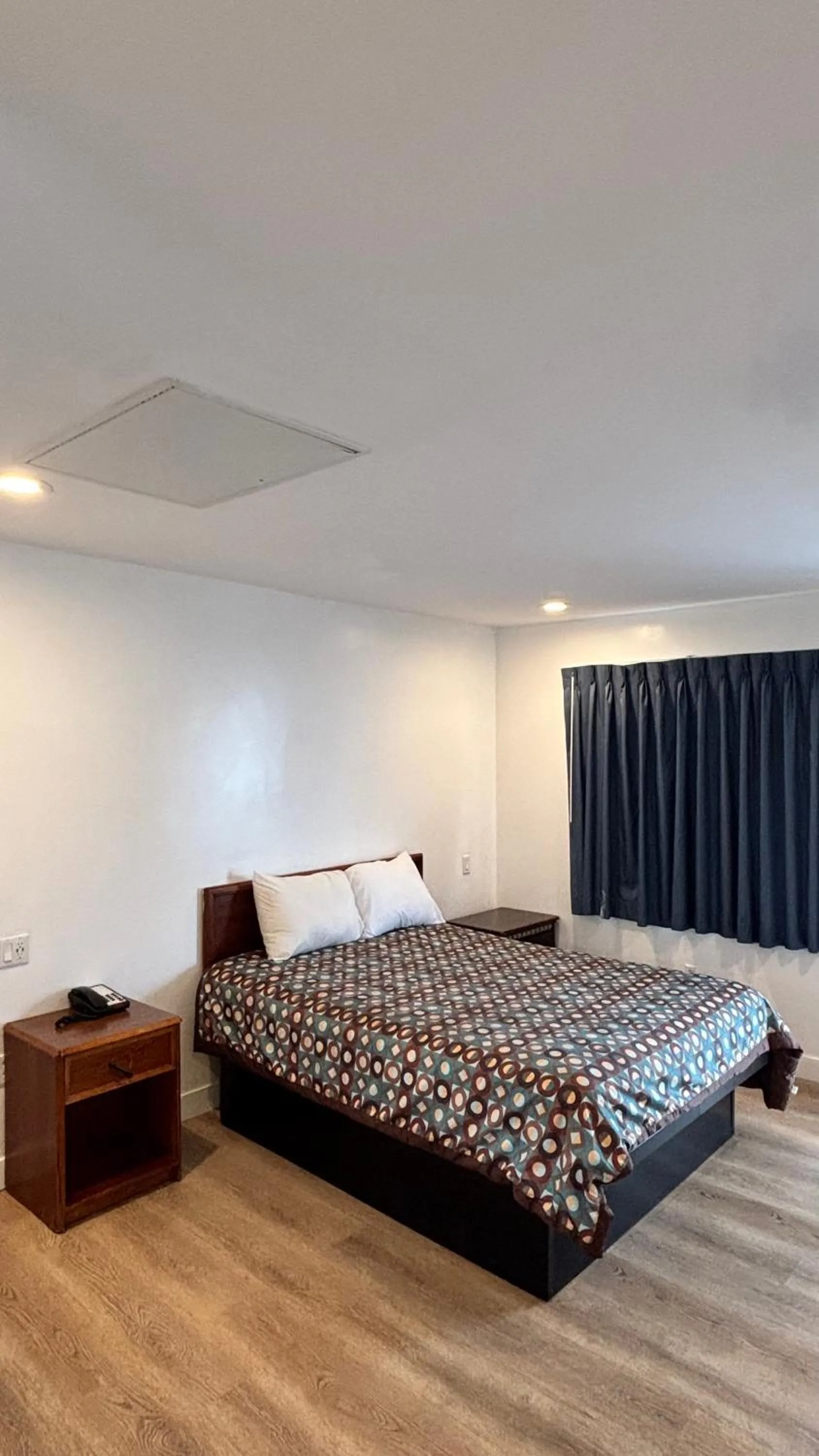 Bed in Budget inn Whittier