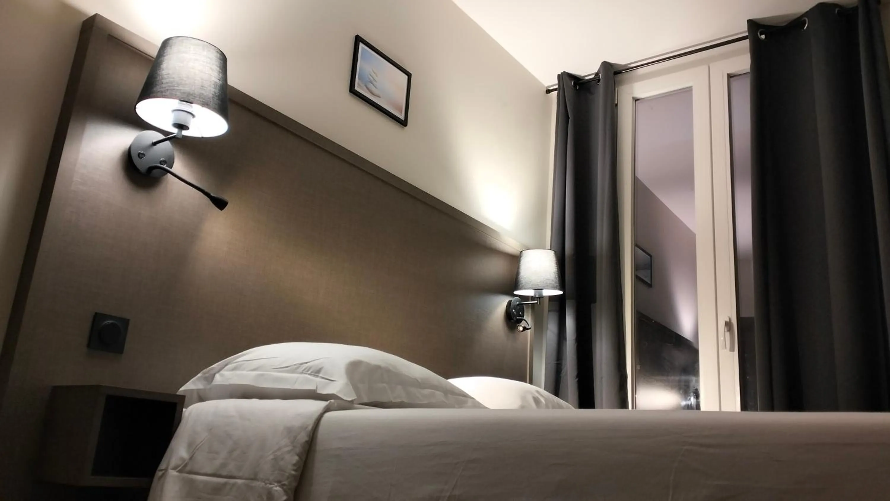 Bed in HÔTEL ROYAL MONTREUIL