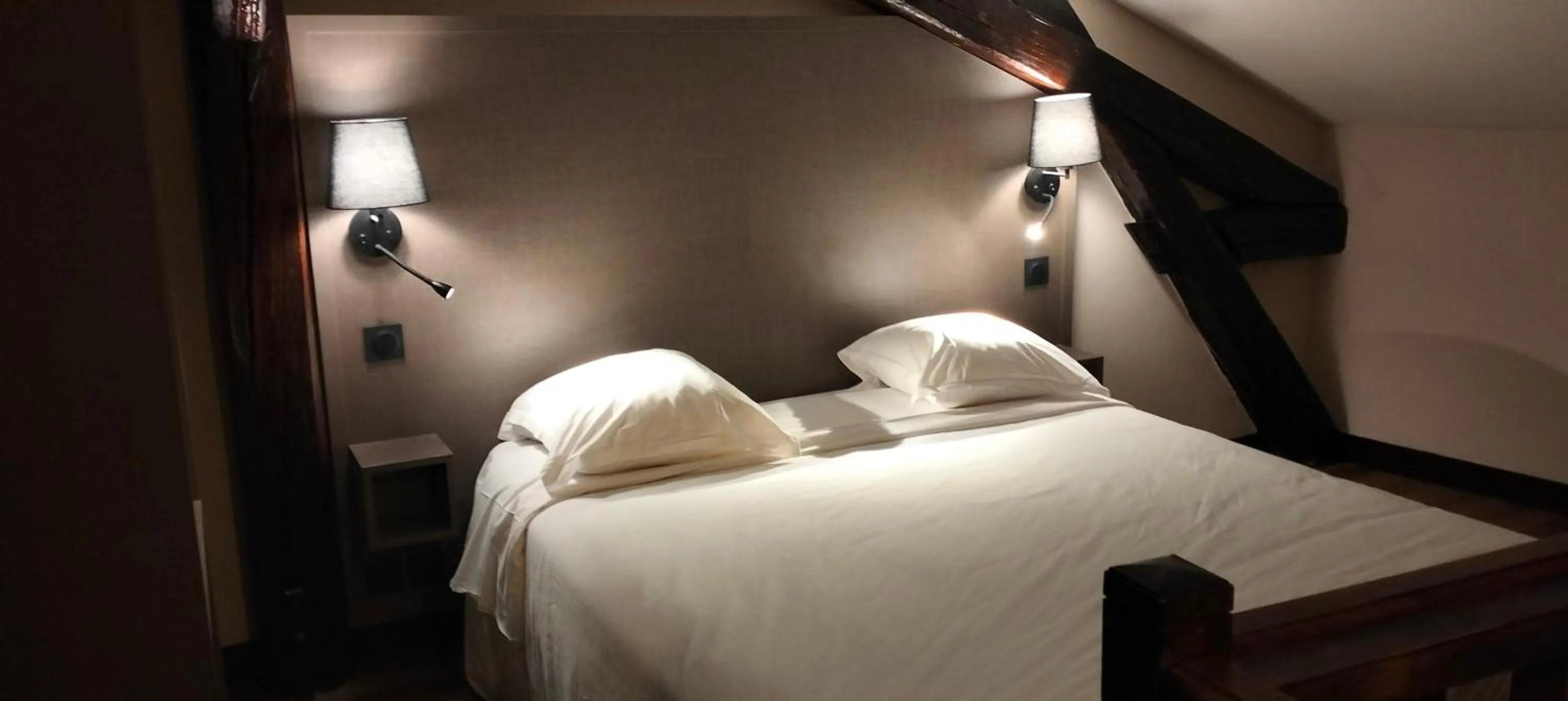 Bed in HÔTEL ROYAL MONTREUIL