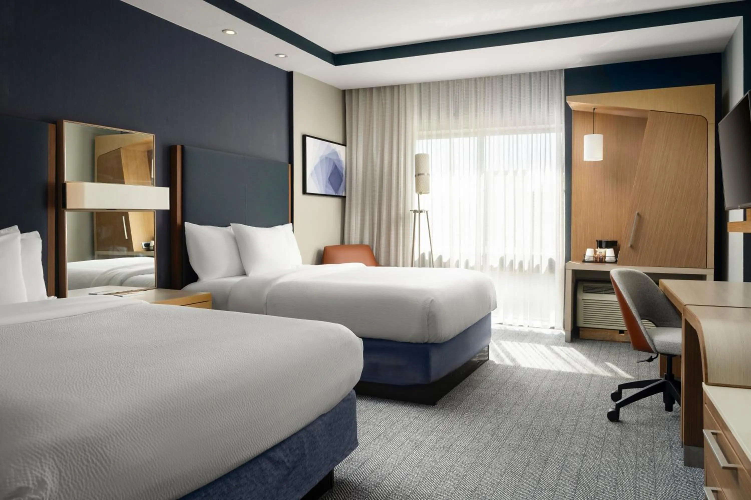 Photo of the whole room, Bed in Courtyard by Marriott Hammond