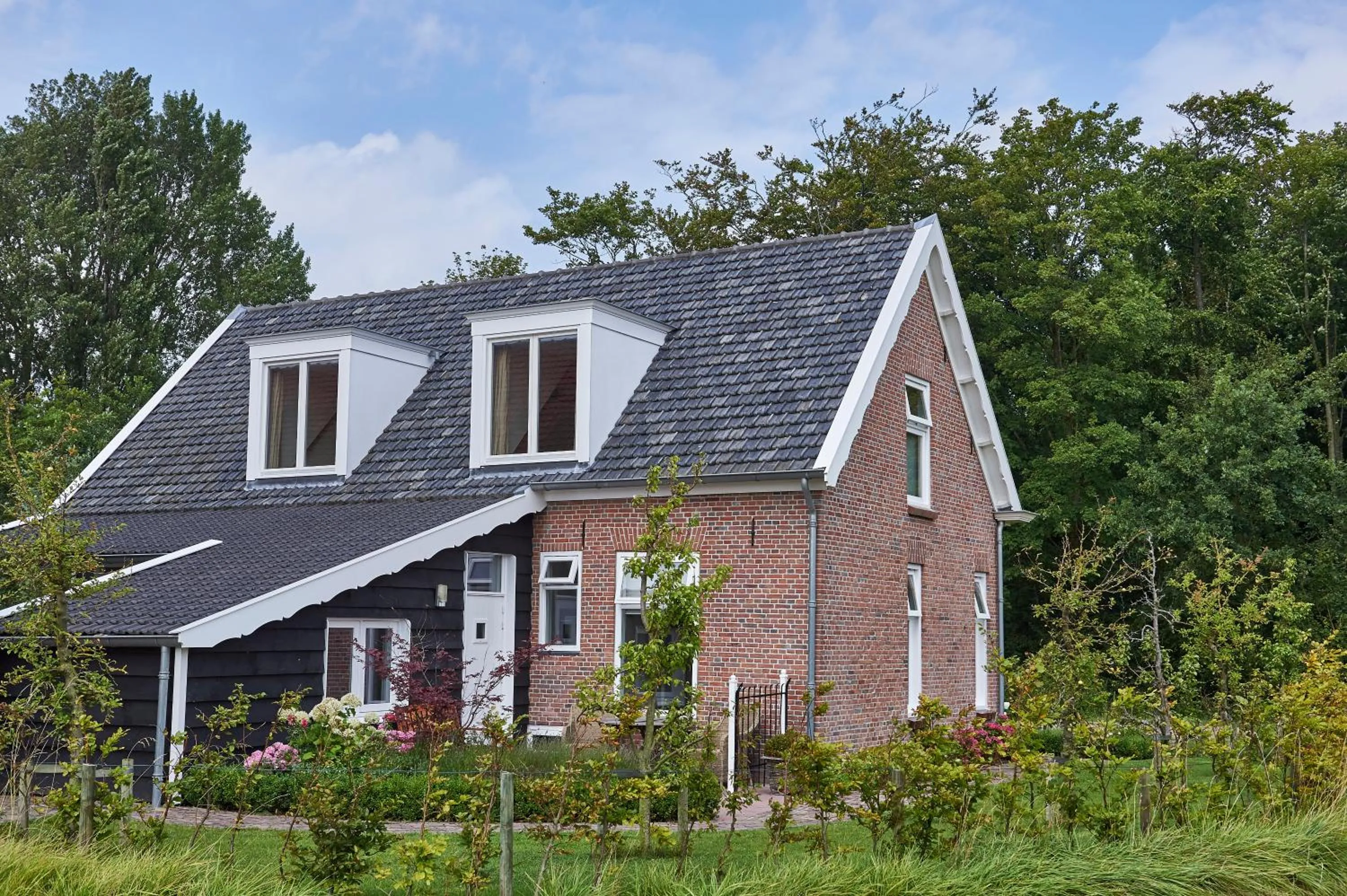 Property building in Villa Magnolia