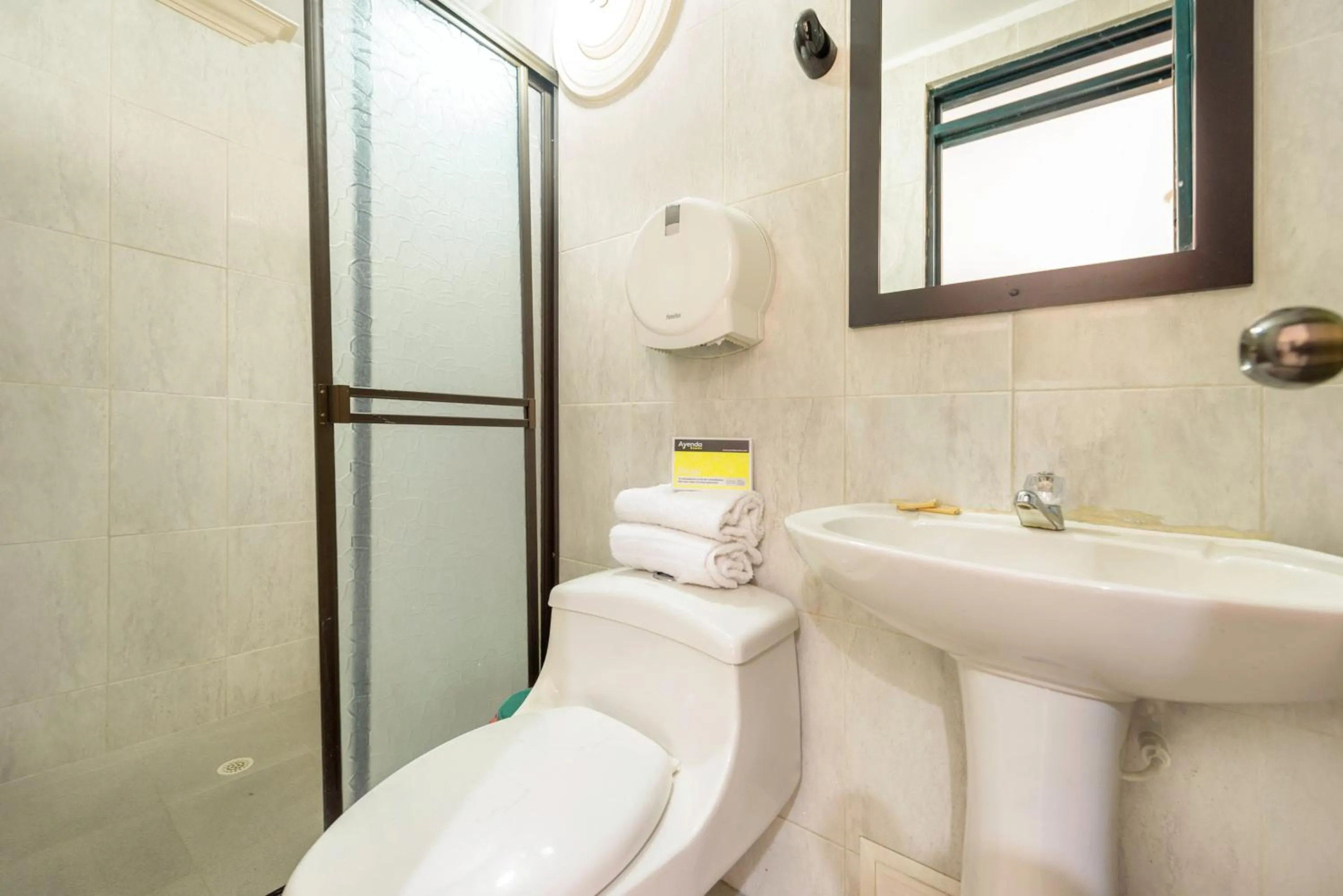 Bathroom in Ayenda 1120 Hotel Comercial