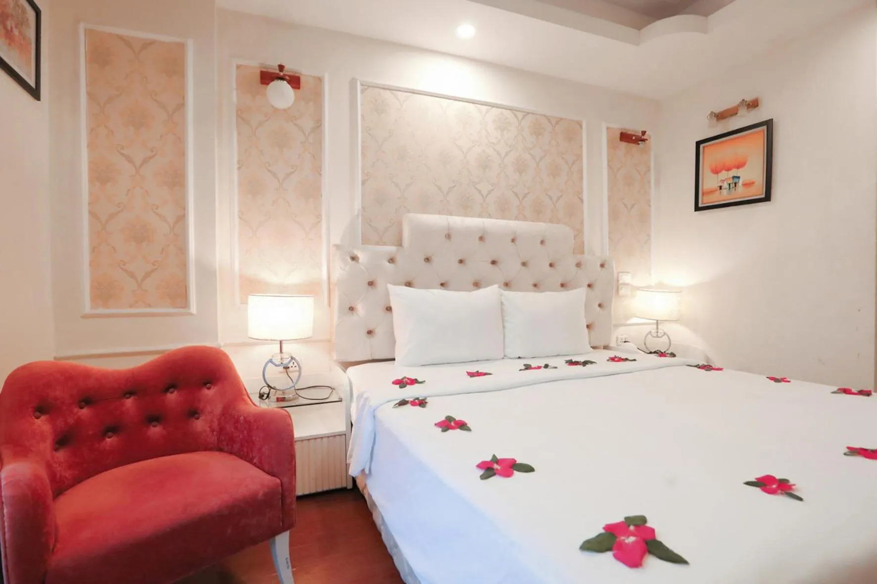 Photo of the whole room, Bed in Hortensia Flower