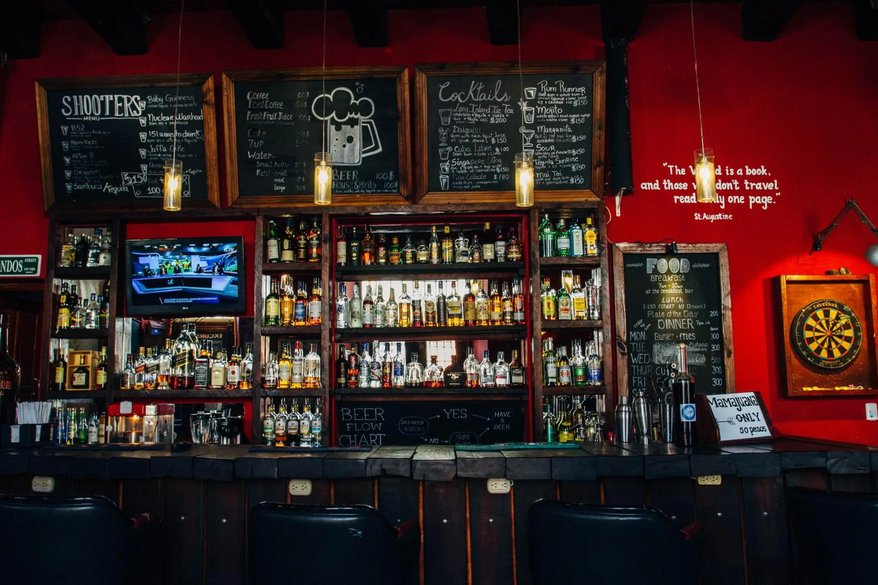 Lounge or bar in Island Life Hostel