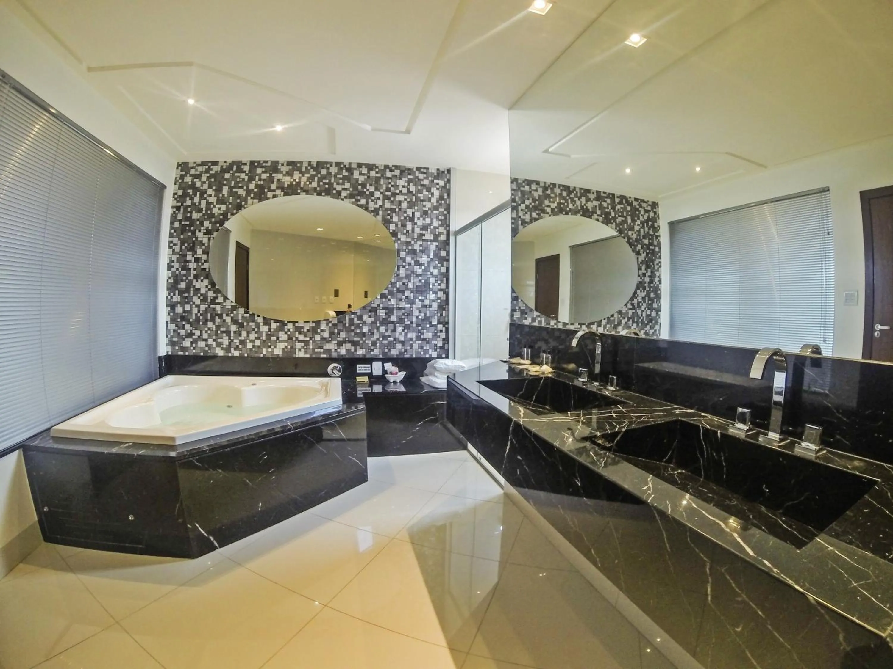 Hot Tub in Gálatas Golden Hotel