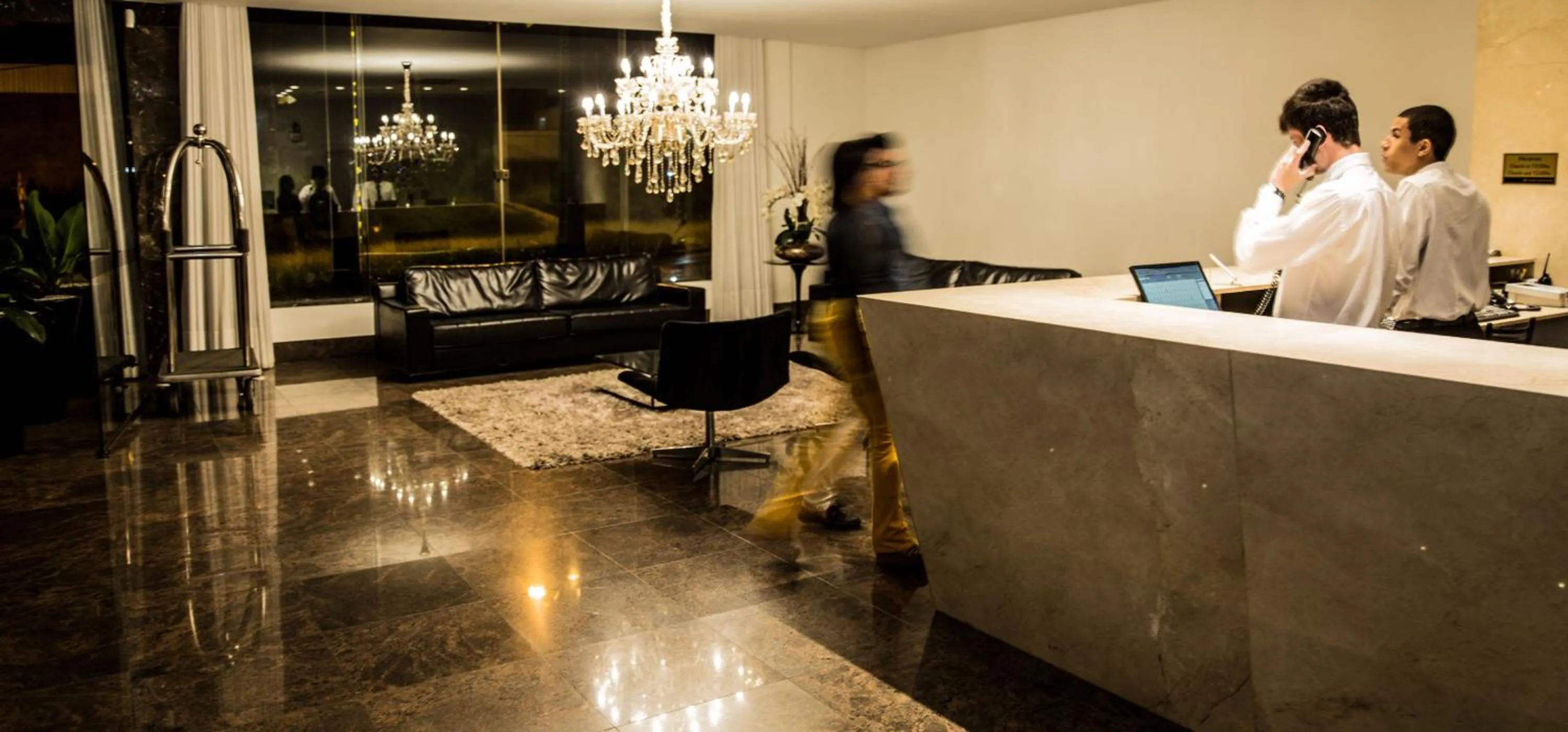 Communal lounge/ TV room in Gálatas Golden Hotel