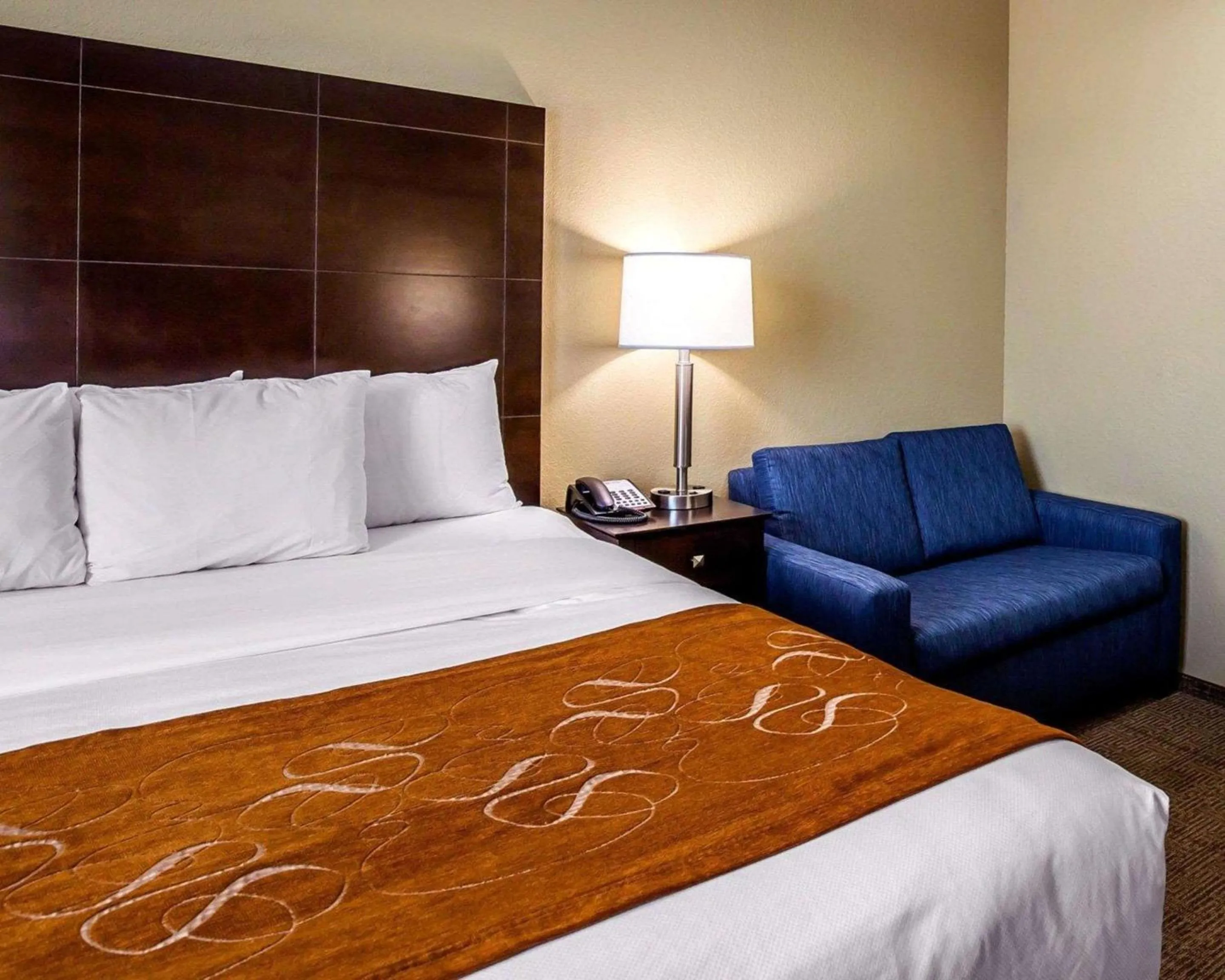 Photo of the whole room, Bed in Comfort Suites Northwest - Cy - Fair