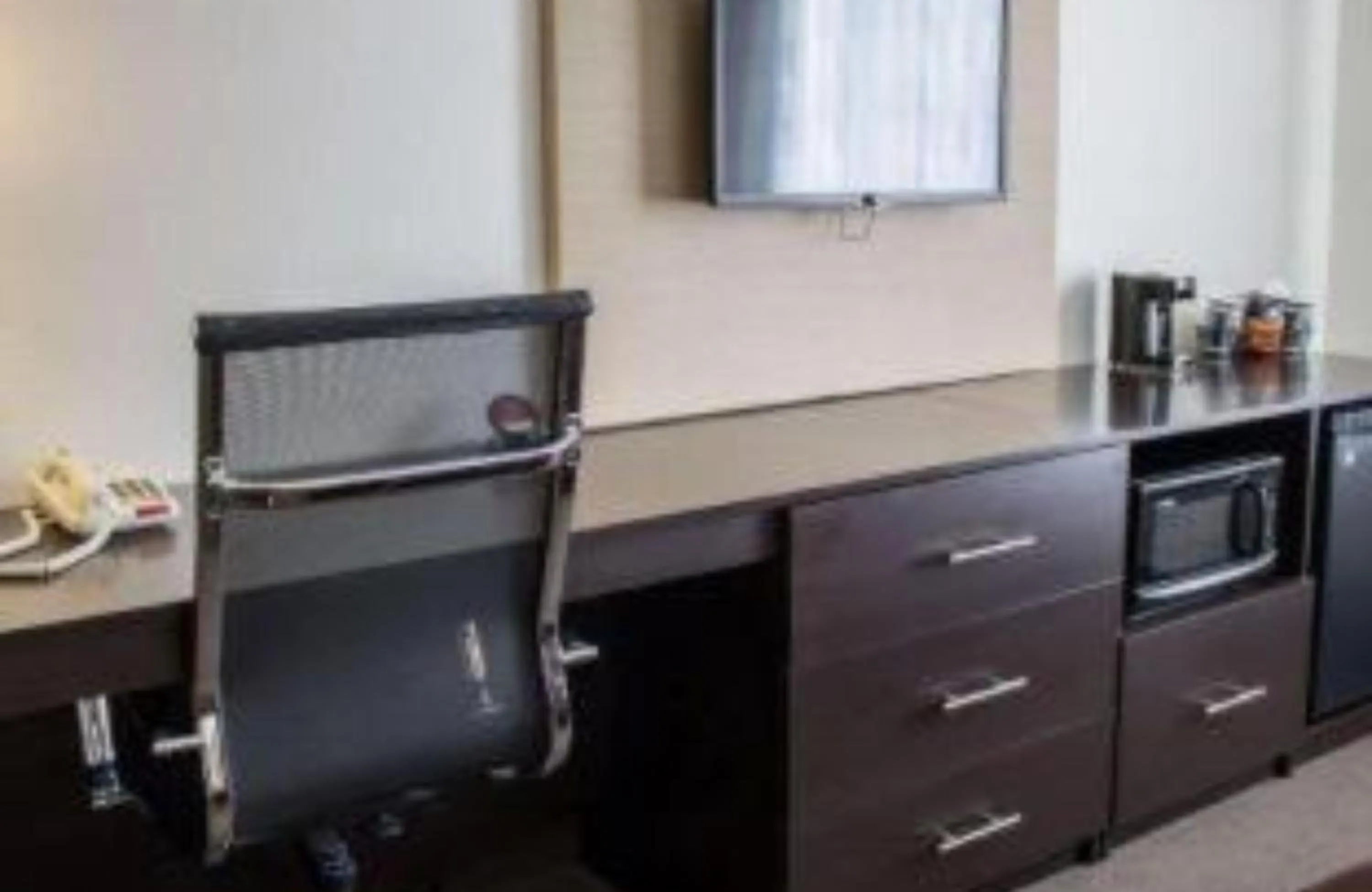 Bedroom, TV/Entertainment Center in Best Western Cambridge